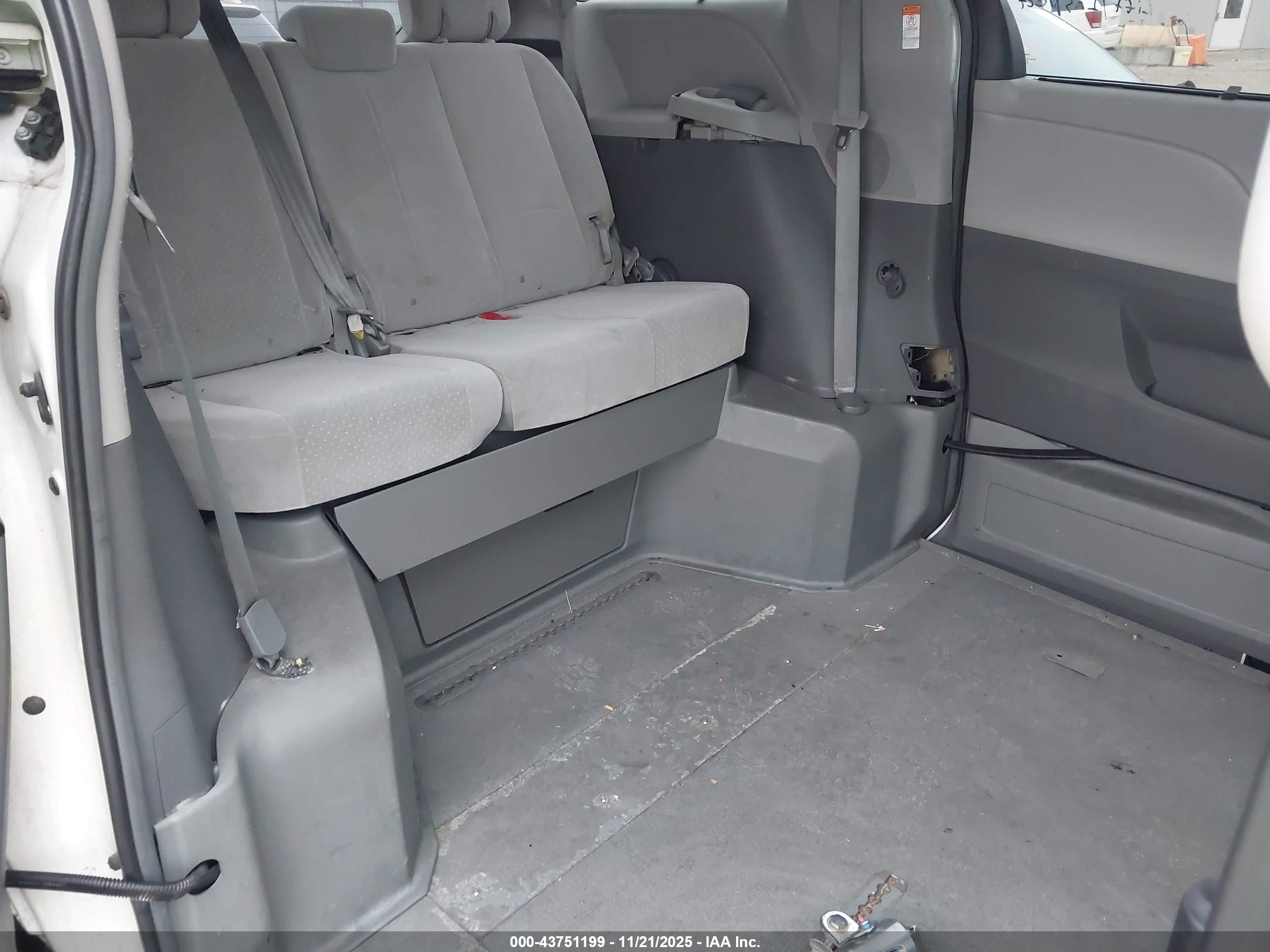 TOYOTA SIENNA image 8