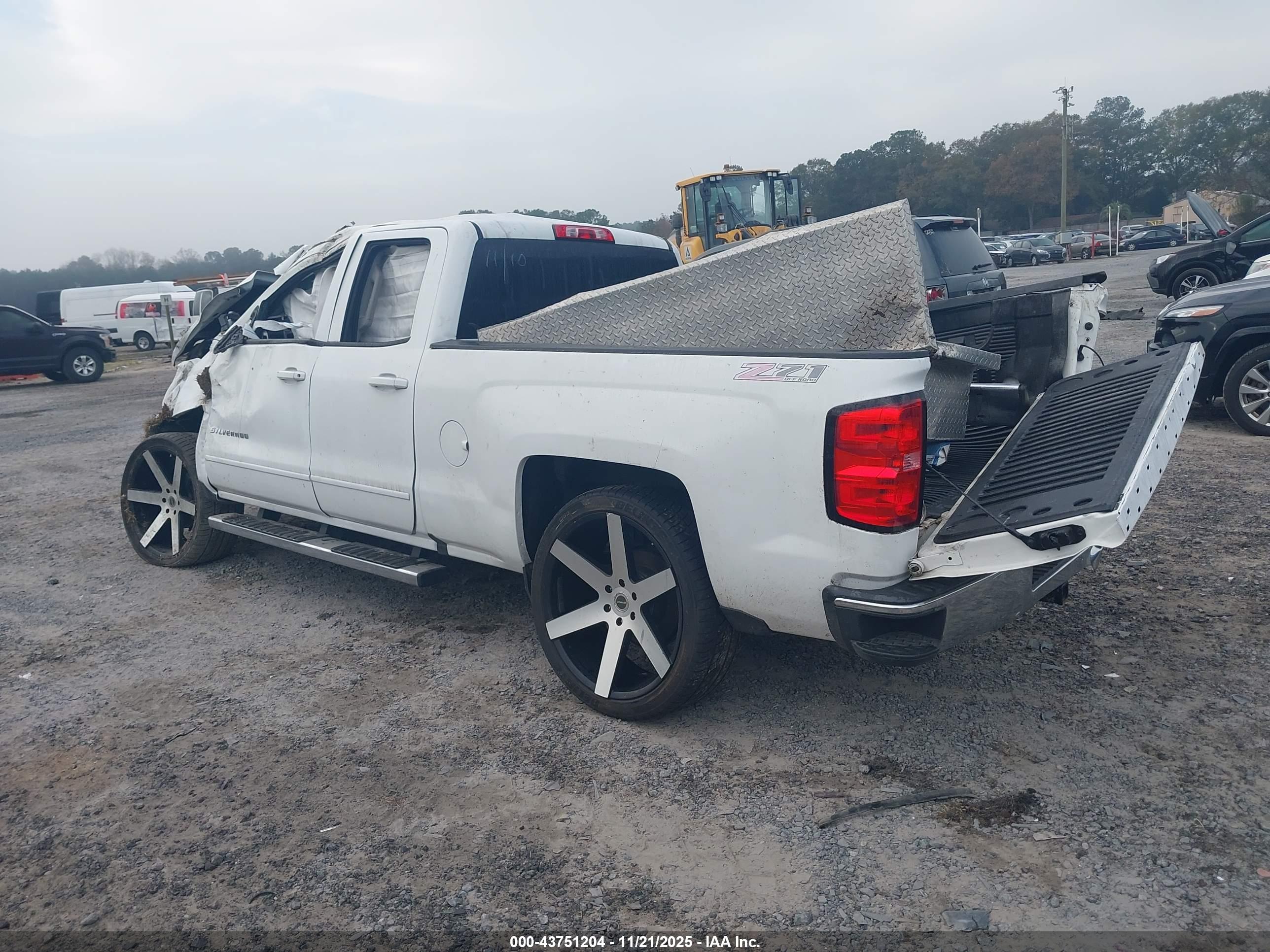 CHEVROLET SILVERADO image 3