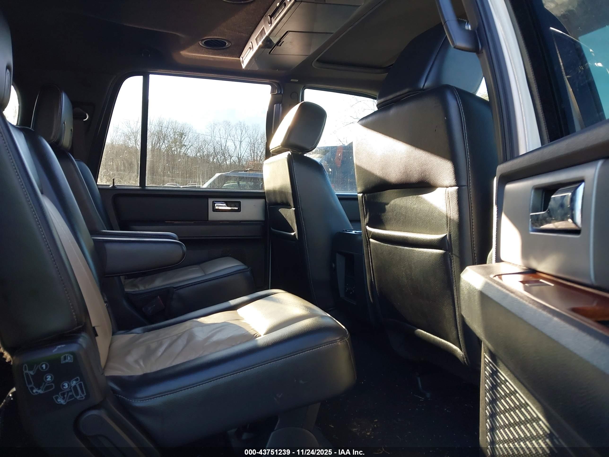 FORD EXPEDITION image 8