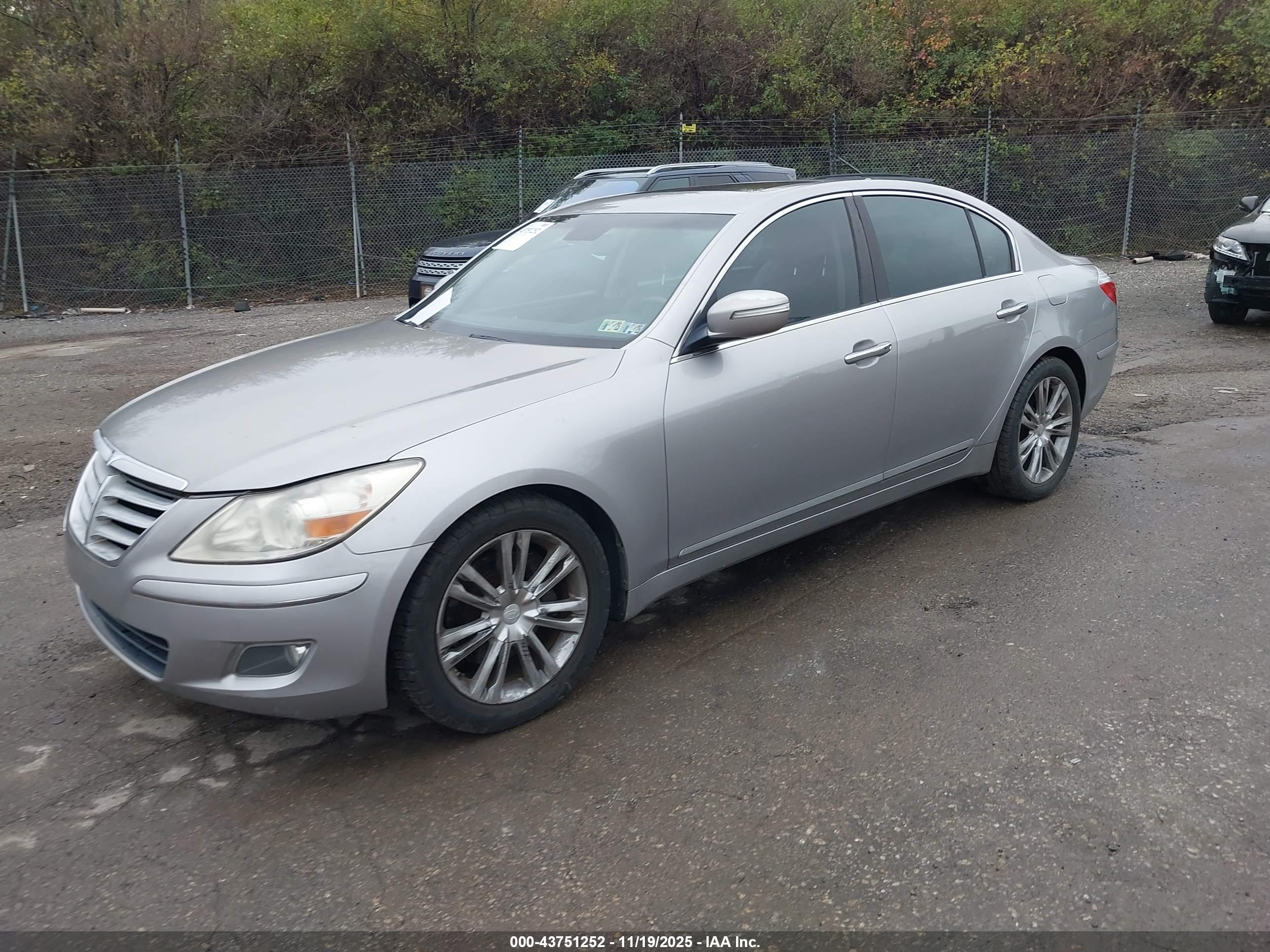 HYUNDAI GENESIS image 2