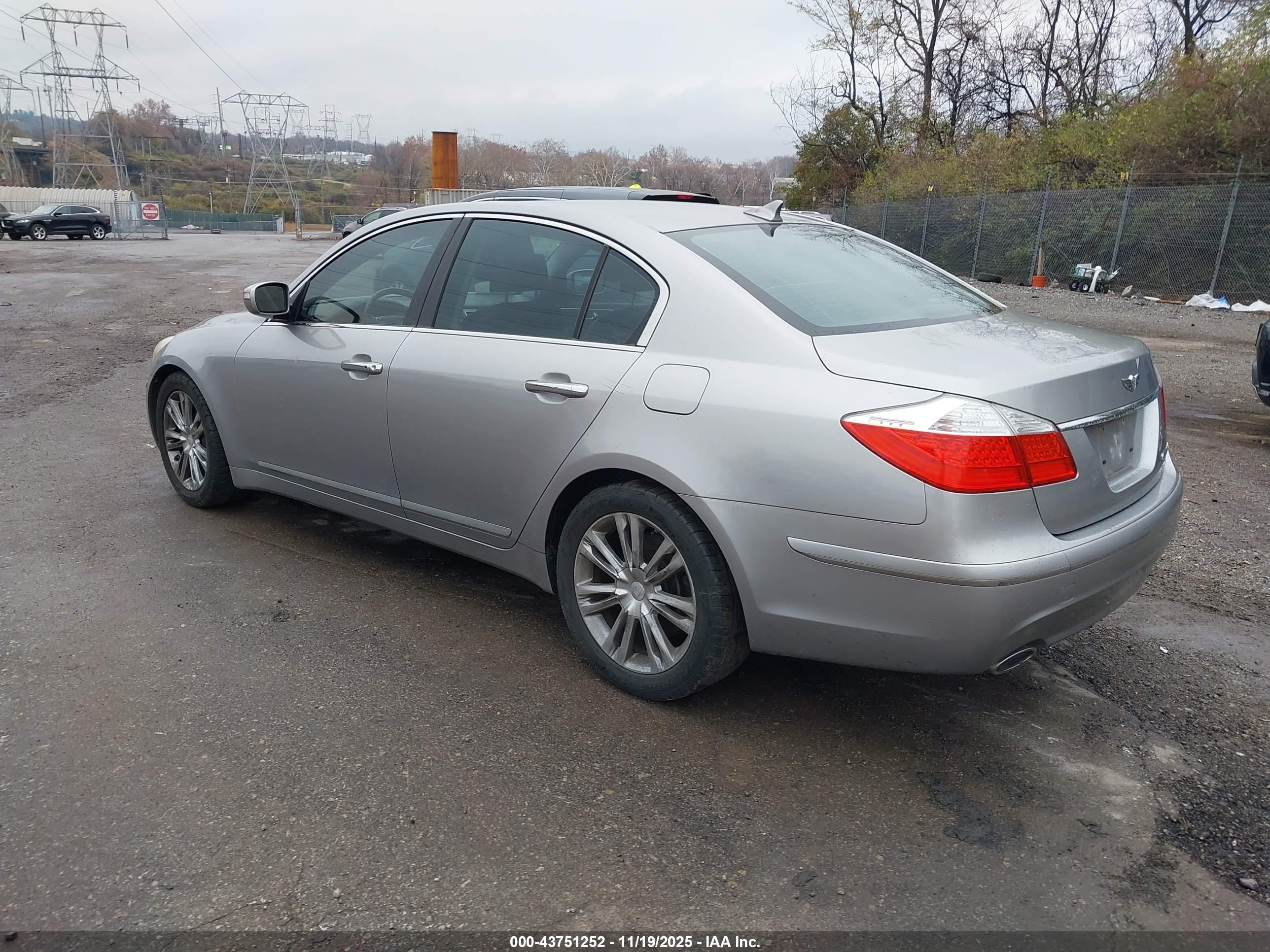 HYUNDAI GENESIS image 3