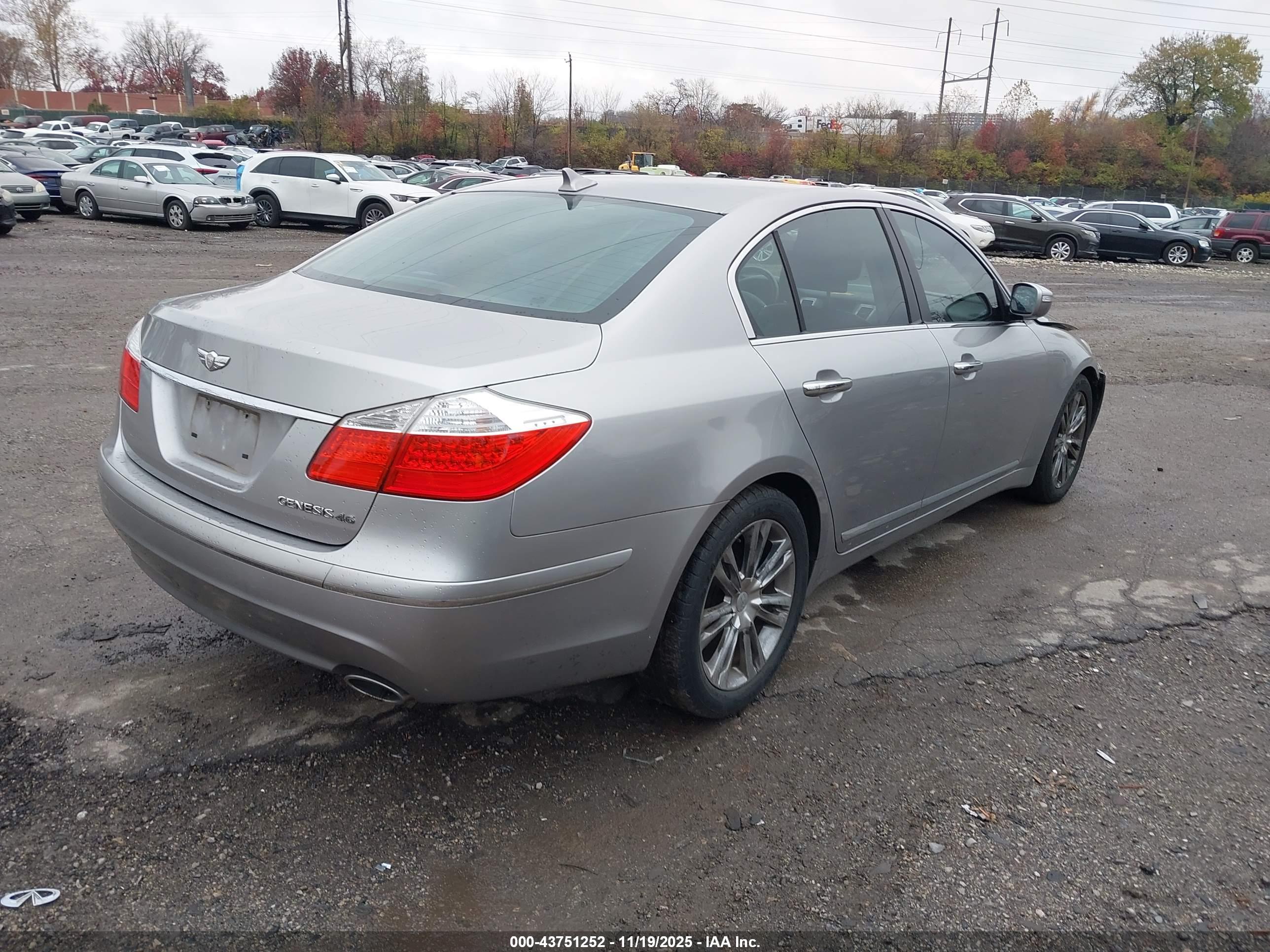 HYUNDAI GENESIS image 4