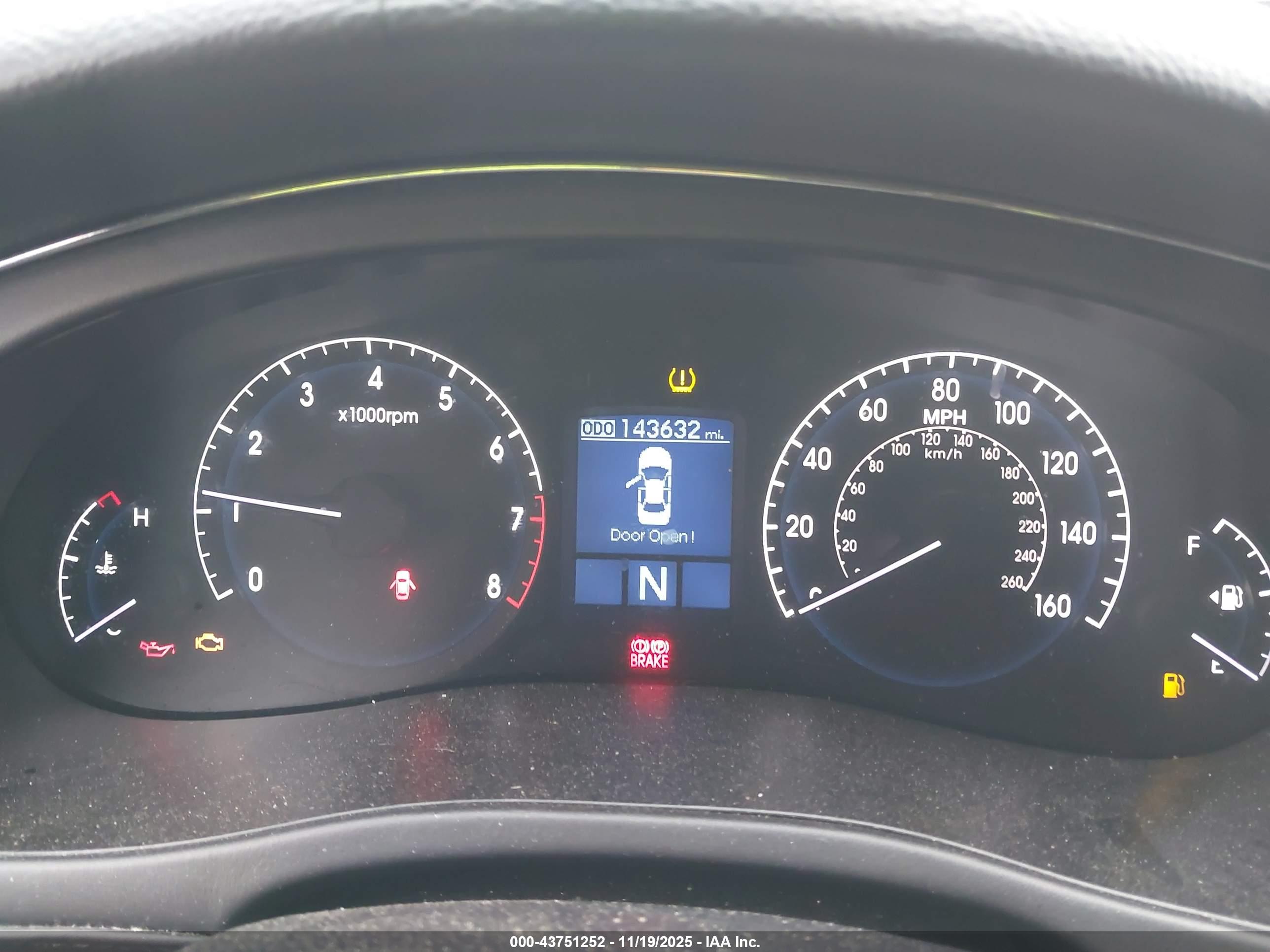 HYUNDAI GENESIS image 7