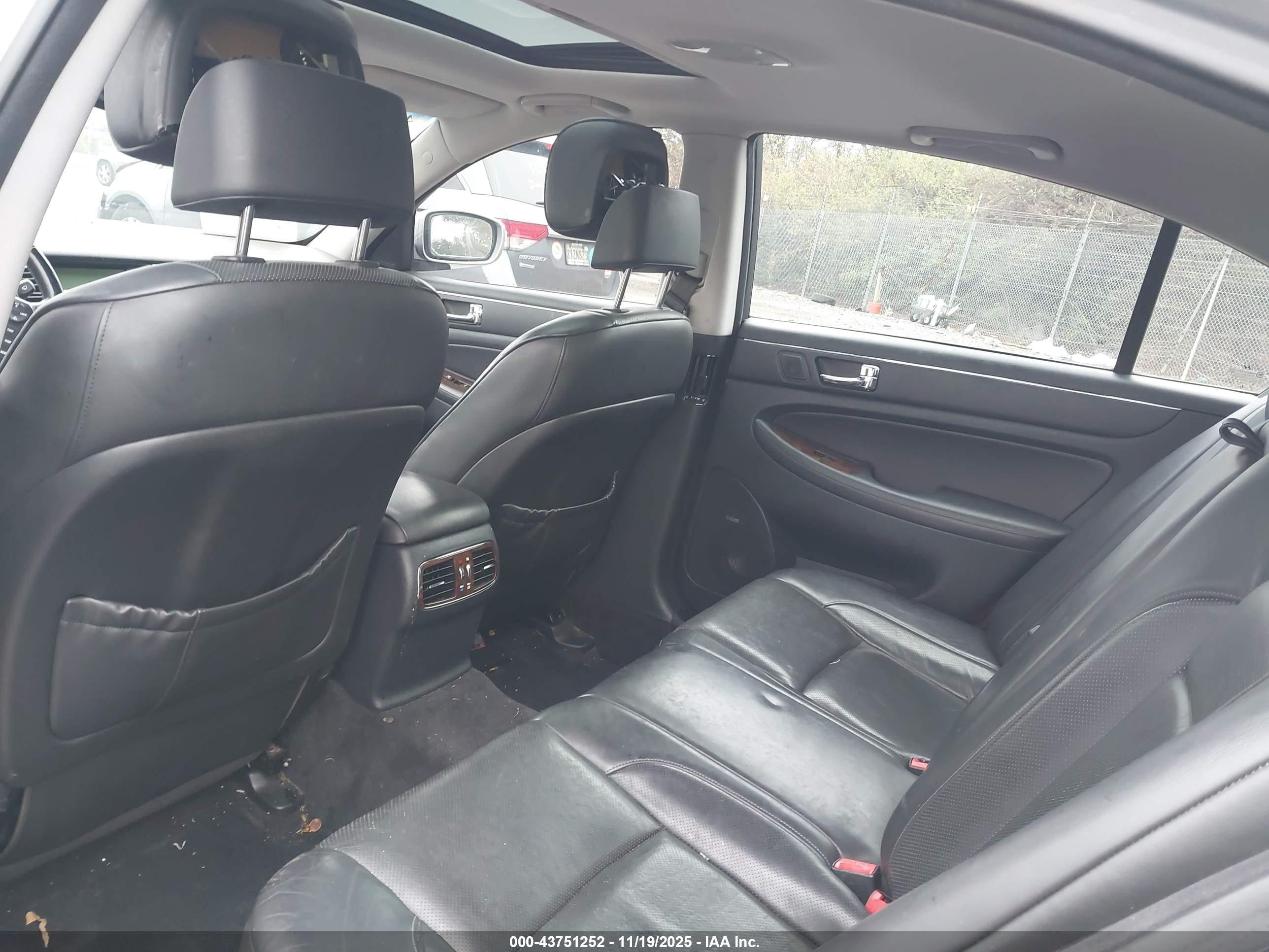 HYUNDAI GENESIS image 8