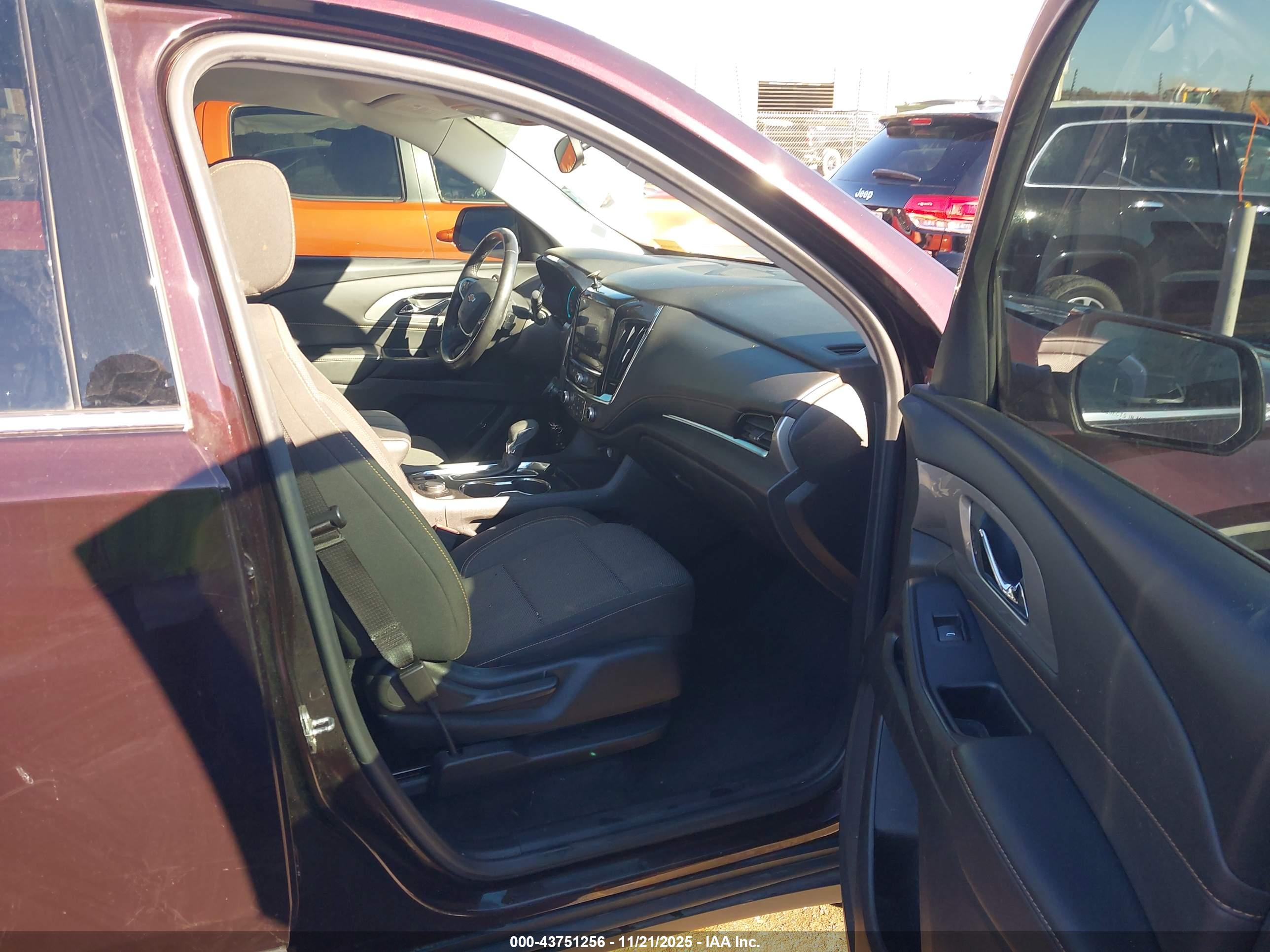 CHEVROLET TRAVERSE image 5