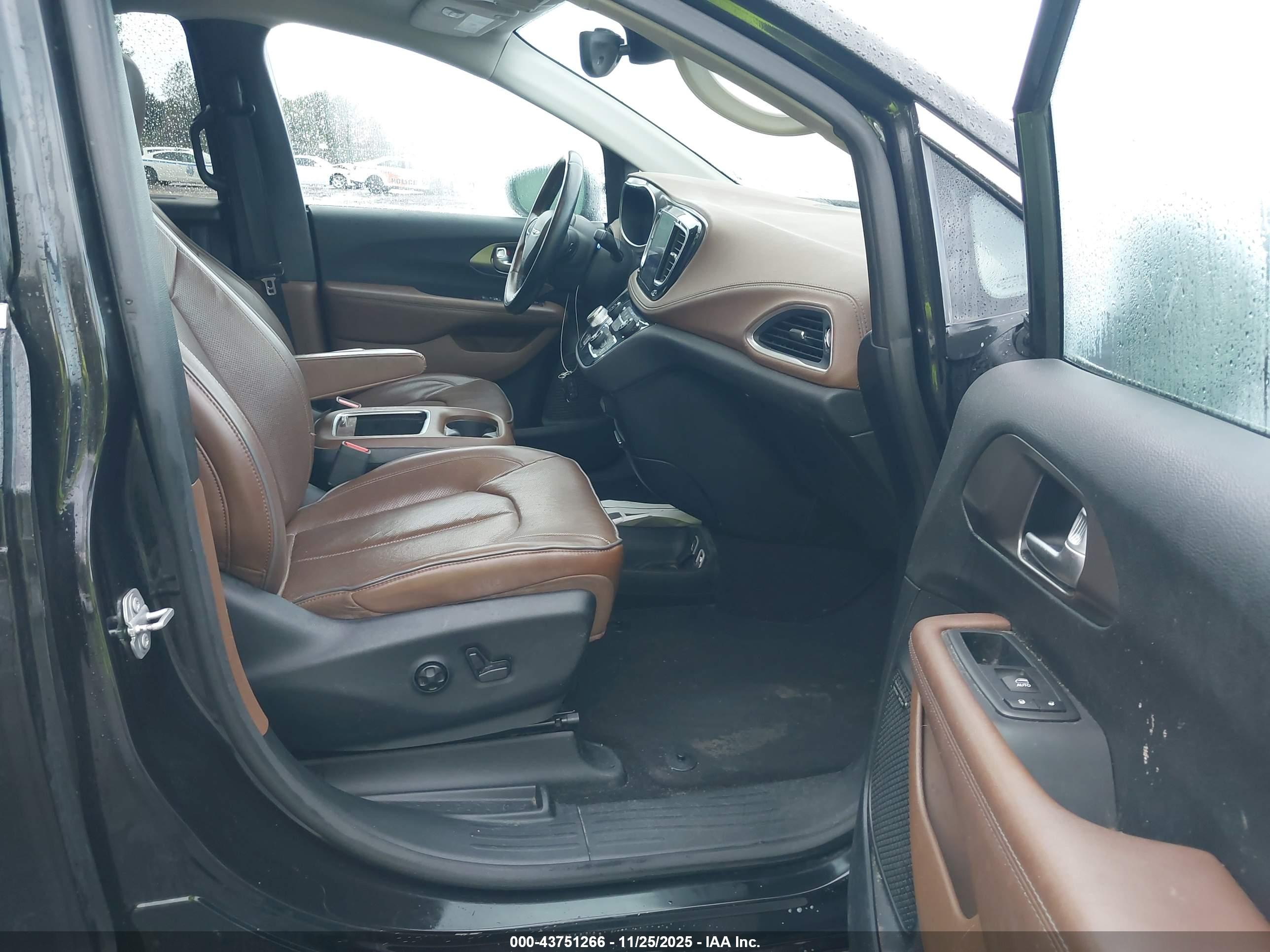 CHRYSLER PACIFICA image 5