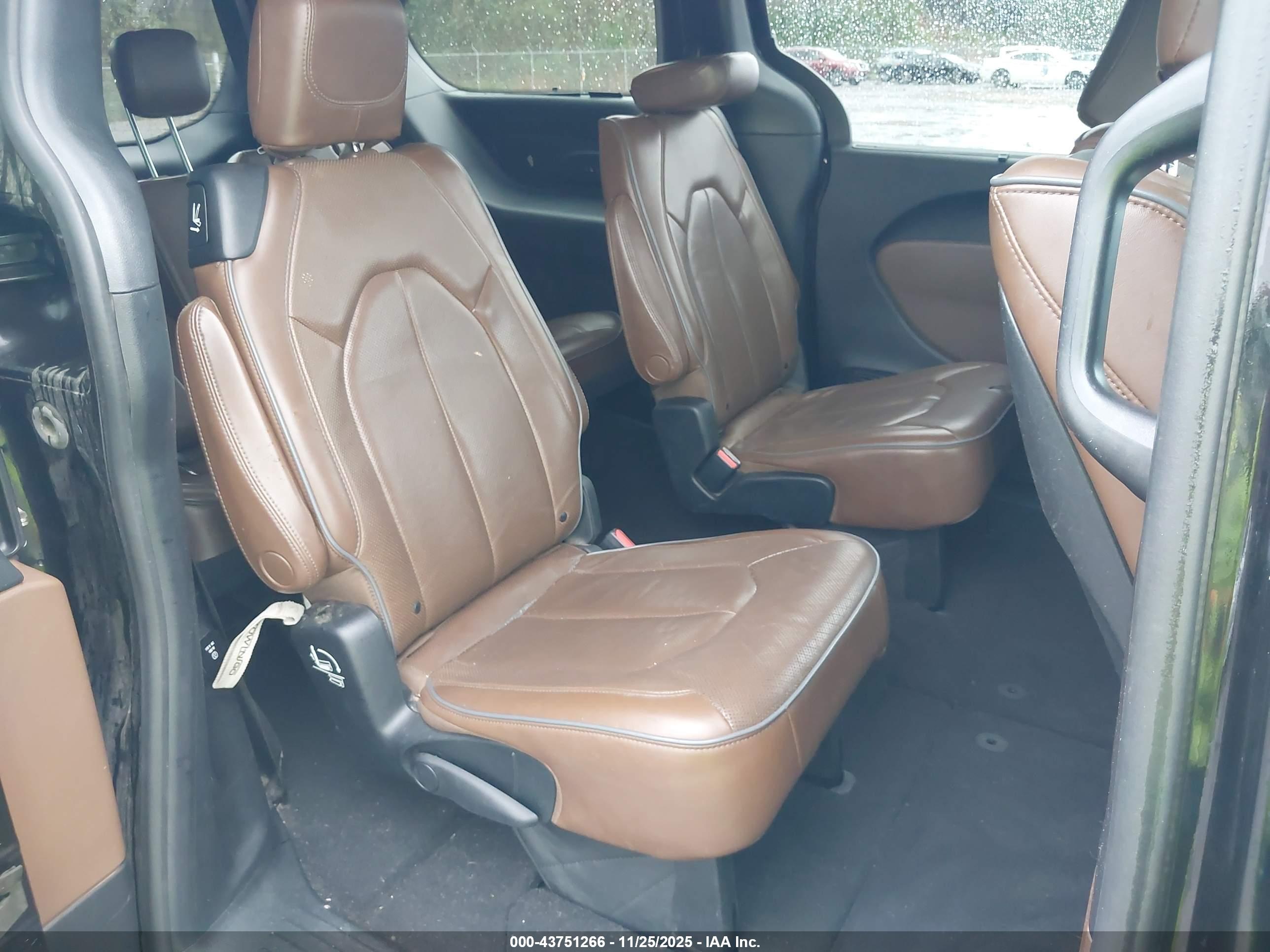 CHRYSLER PACIFICA image 8