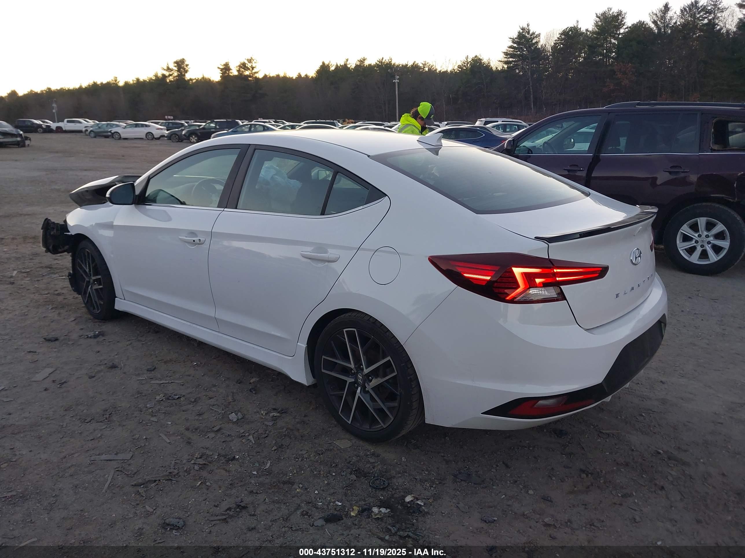 HYUNDAI ELANTRA image 3