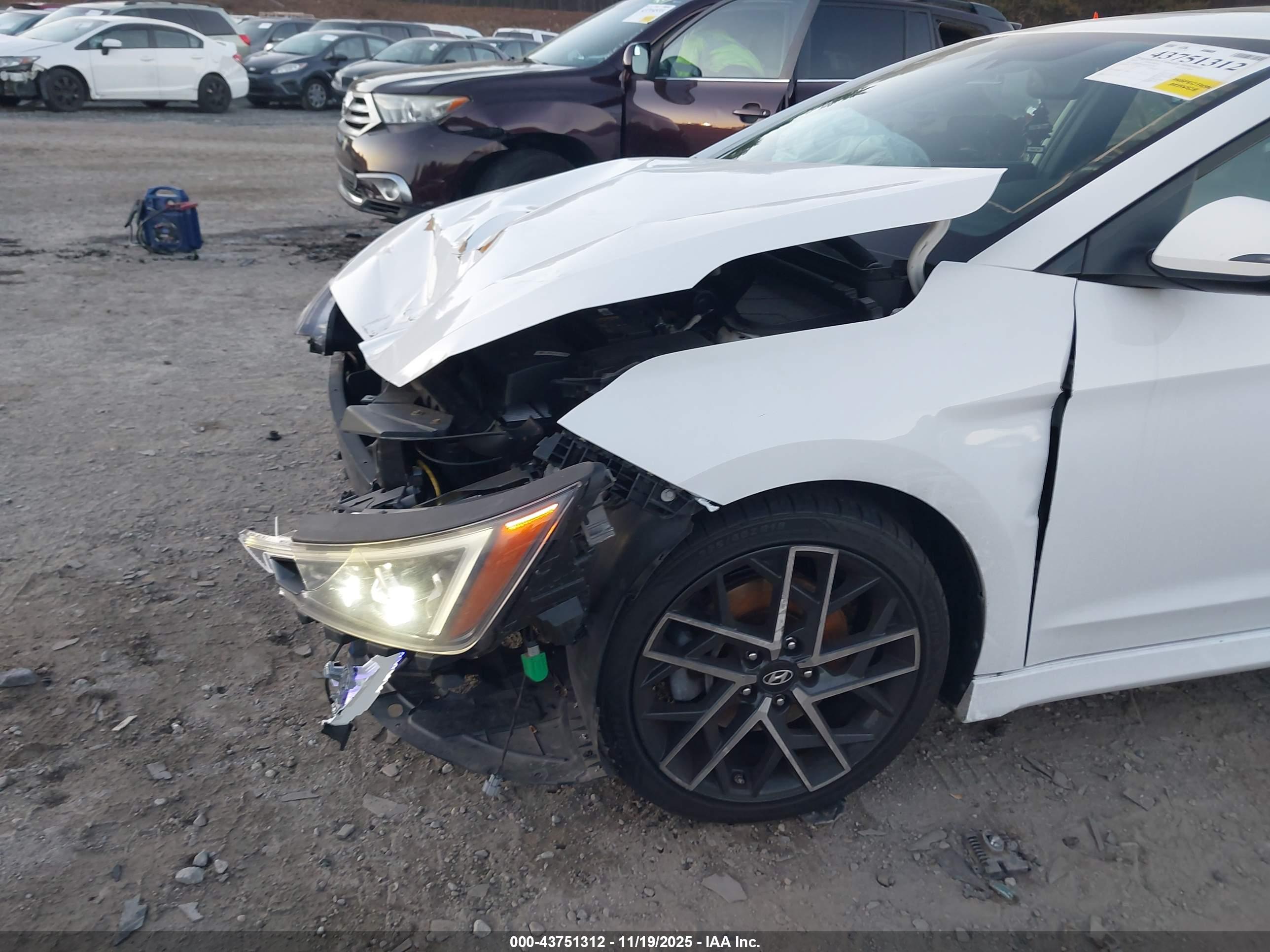 HYUNDAI ELANTRA image 6
