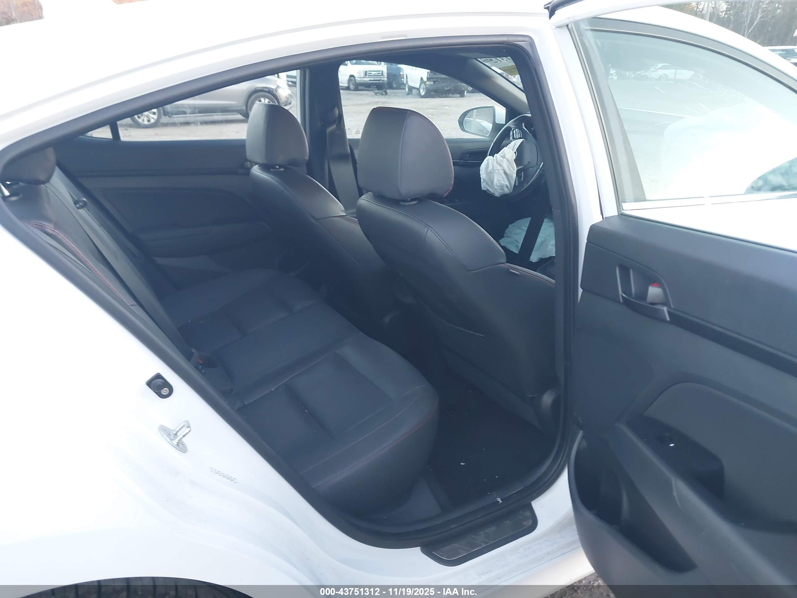 HYUNDAI ELANTRA image 8