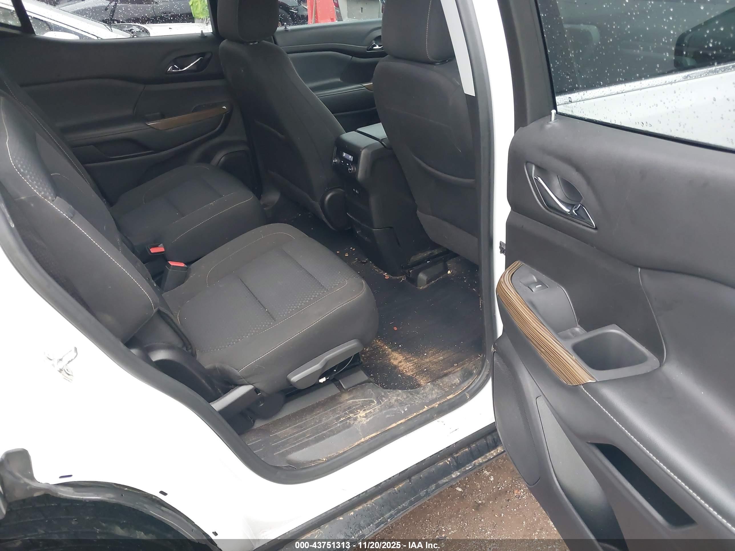GMC ACADIA image 8