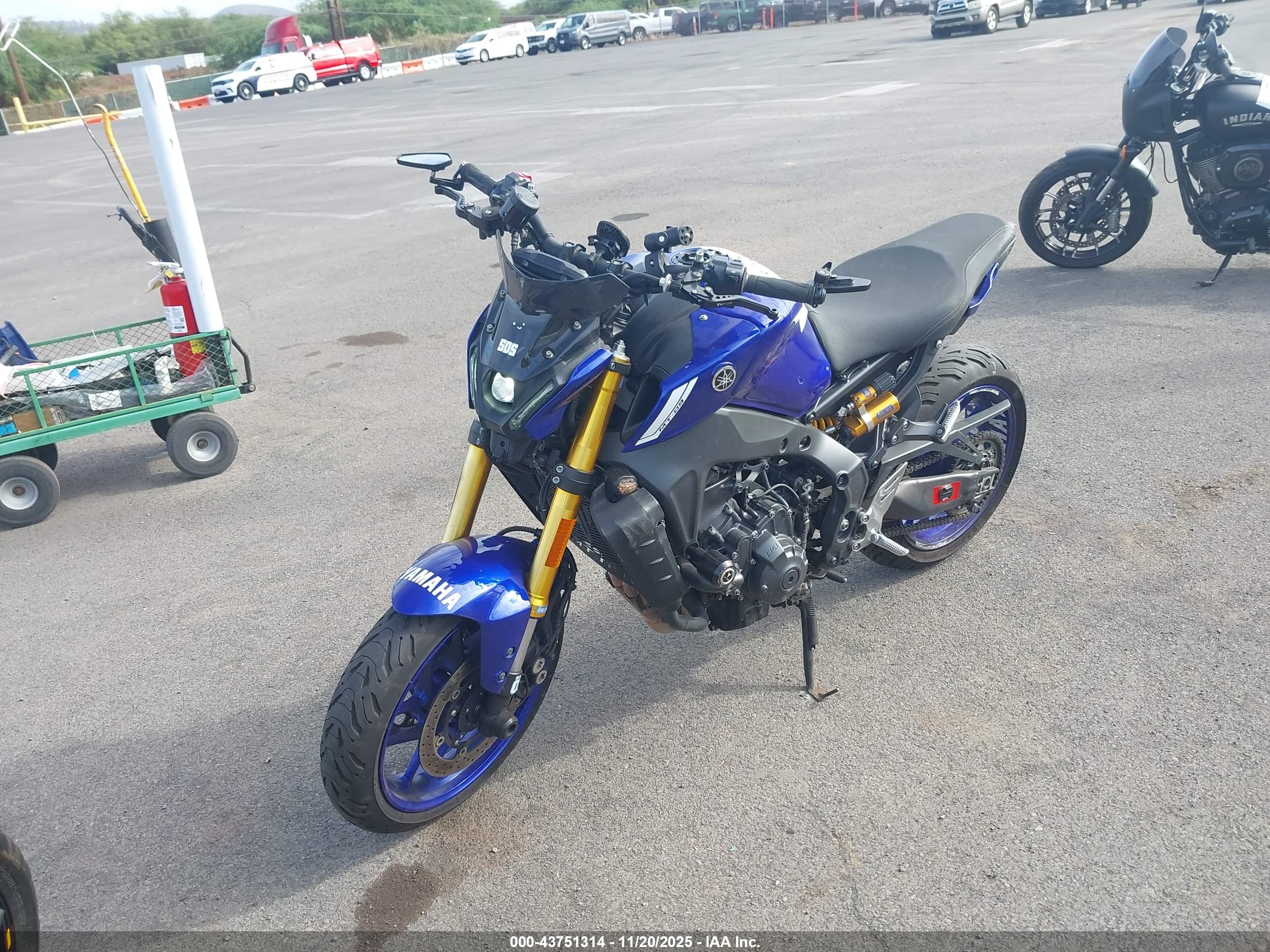 YAMAHA MT09 image 2