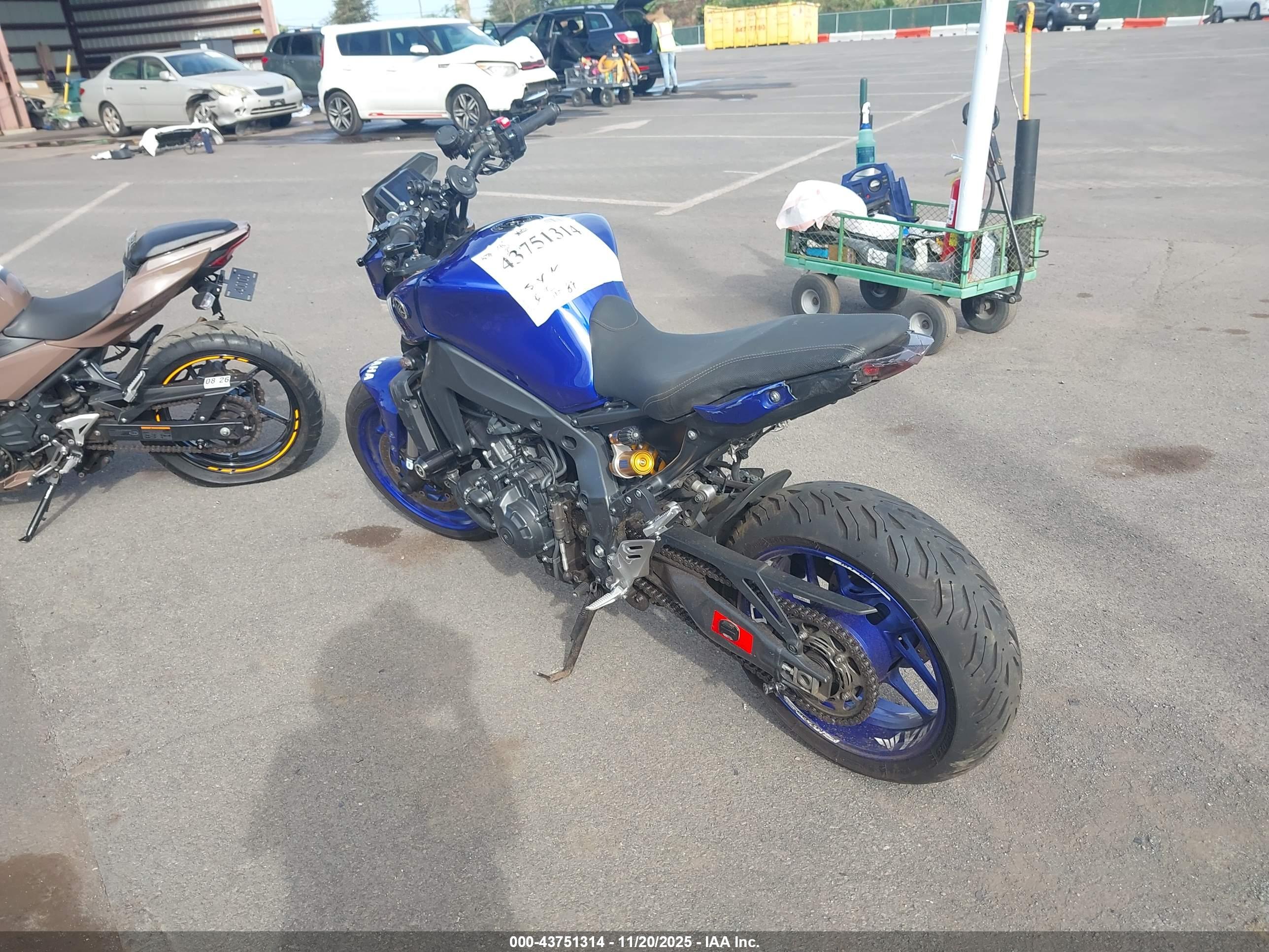 YAMAHA MT09 image 3