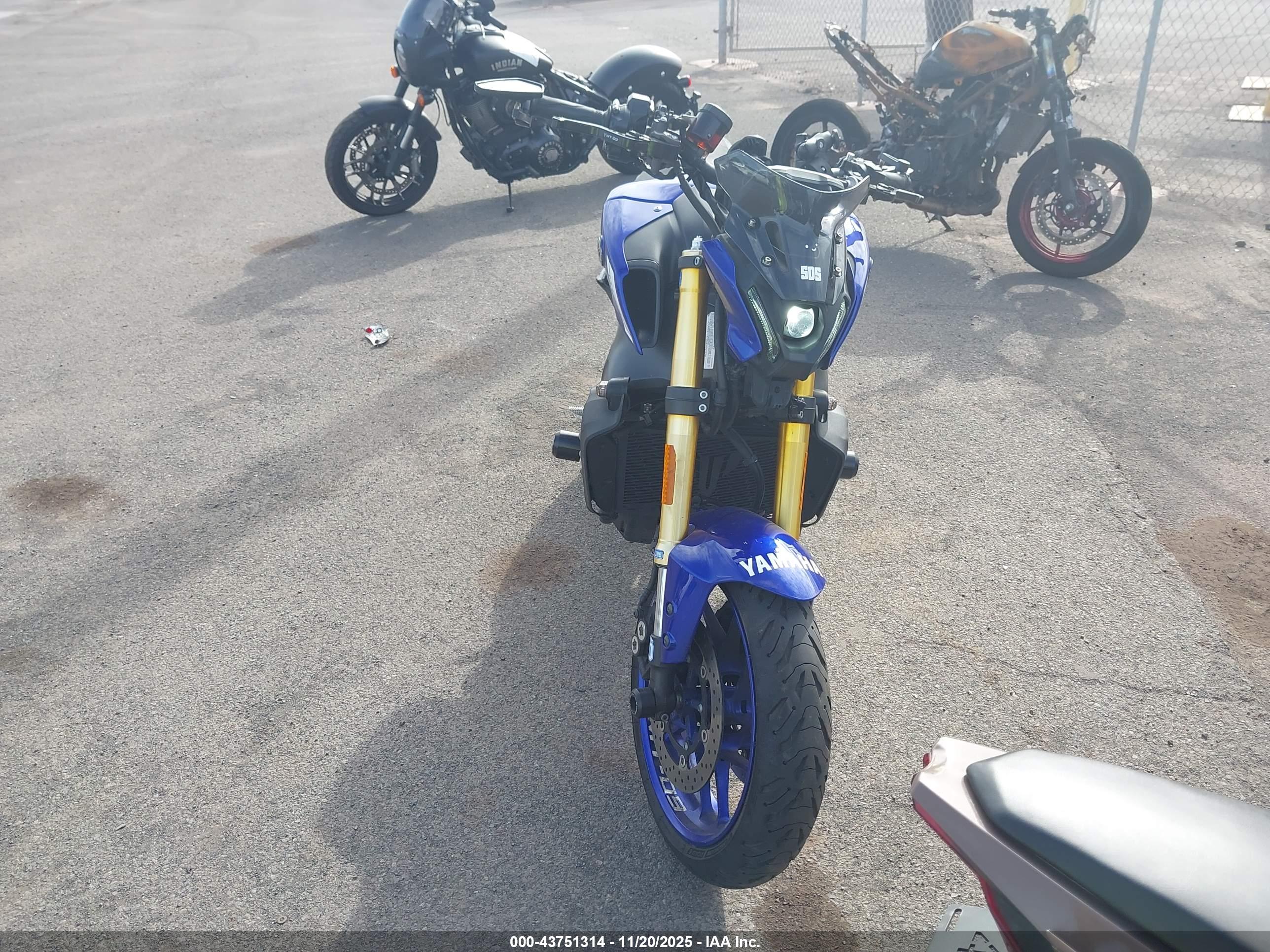YAMAHA MT09 image 5