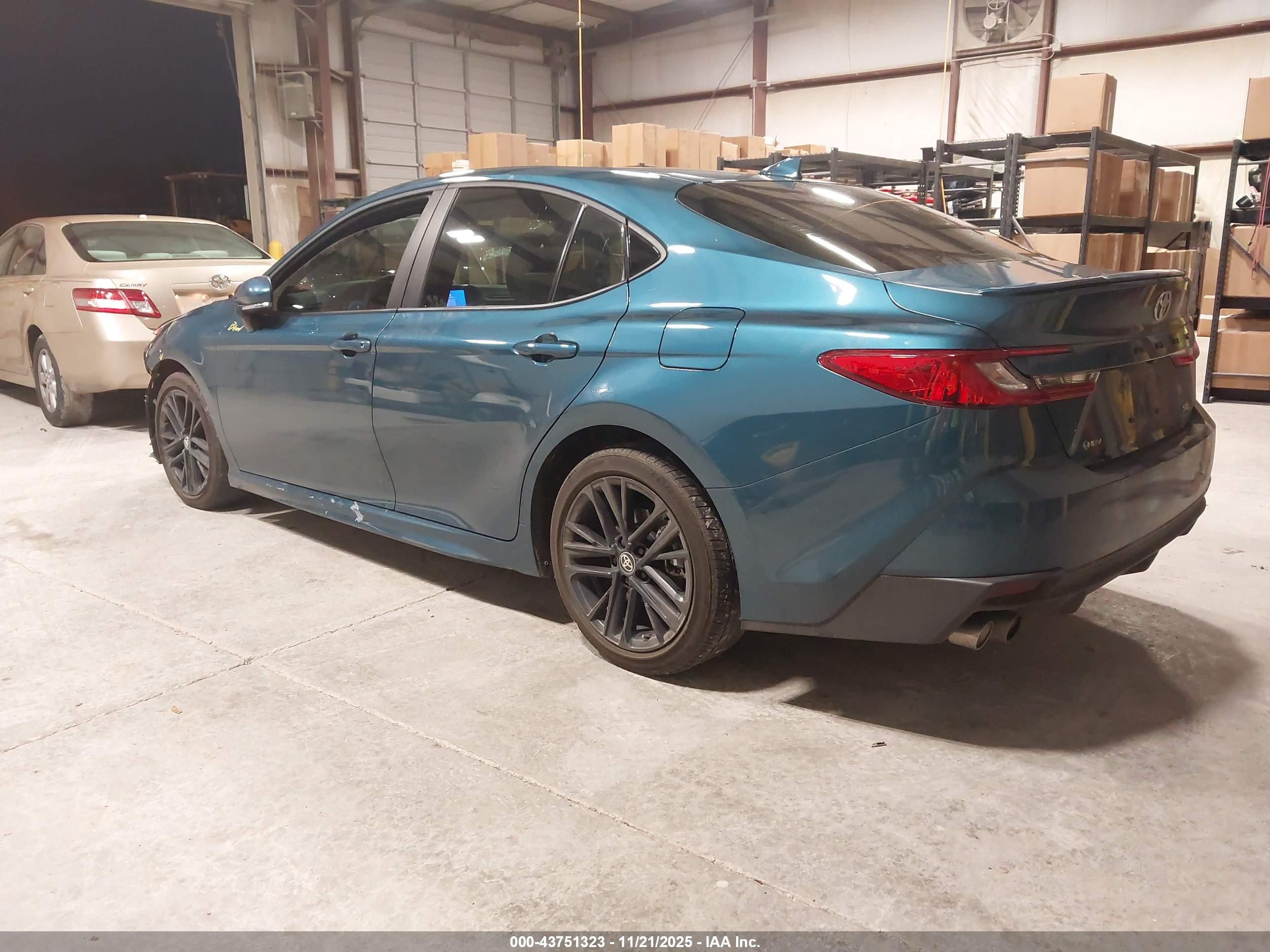 TOYOTA CAMRY image 3