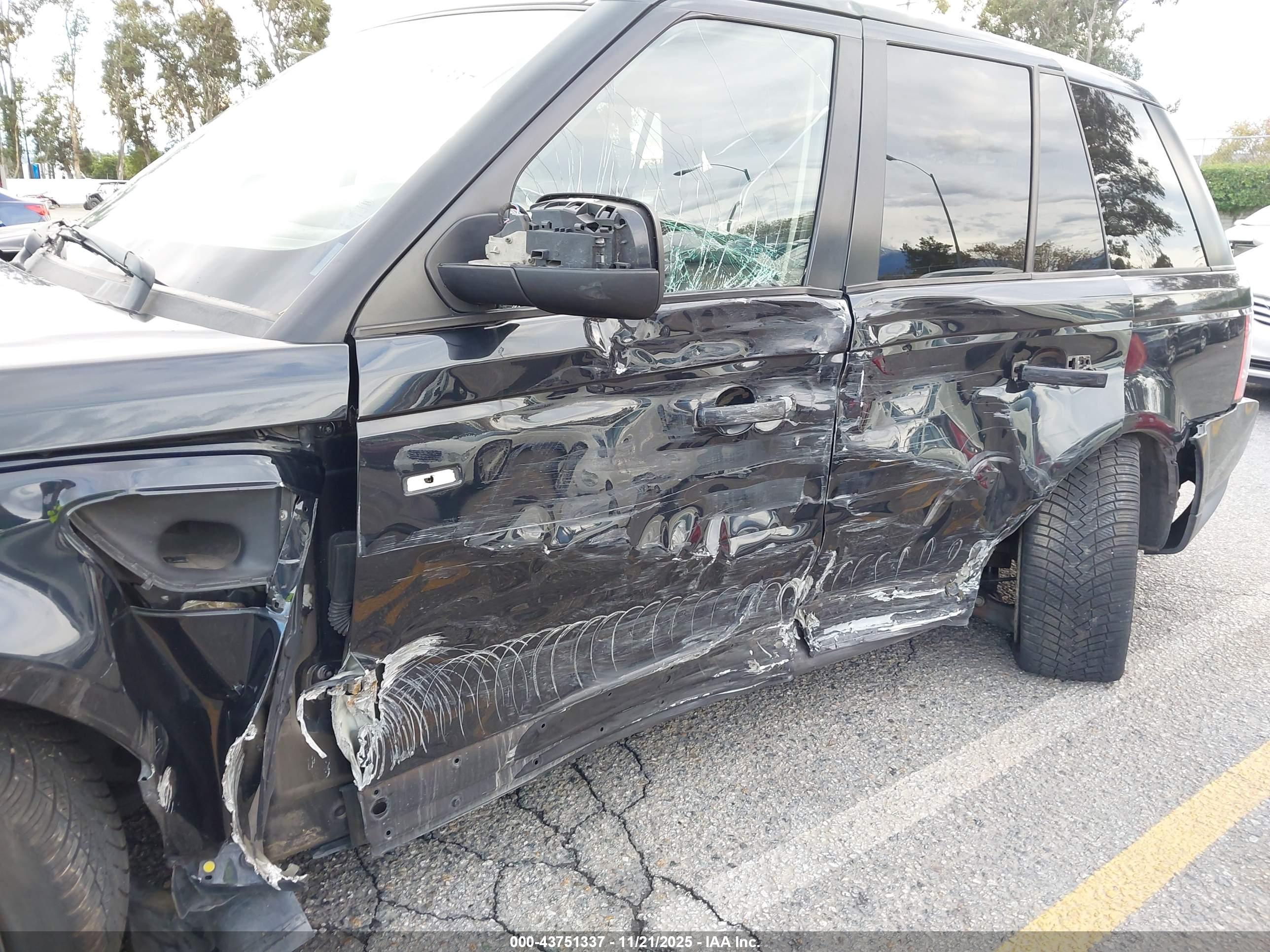 LAND ROVER image 6