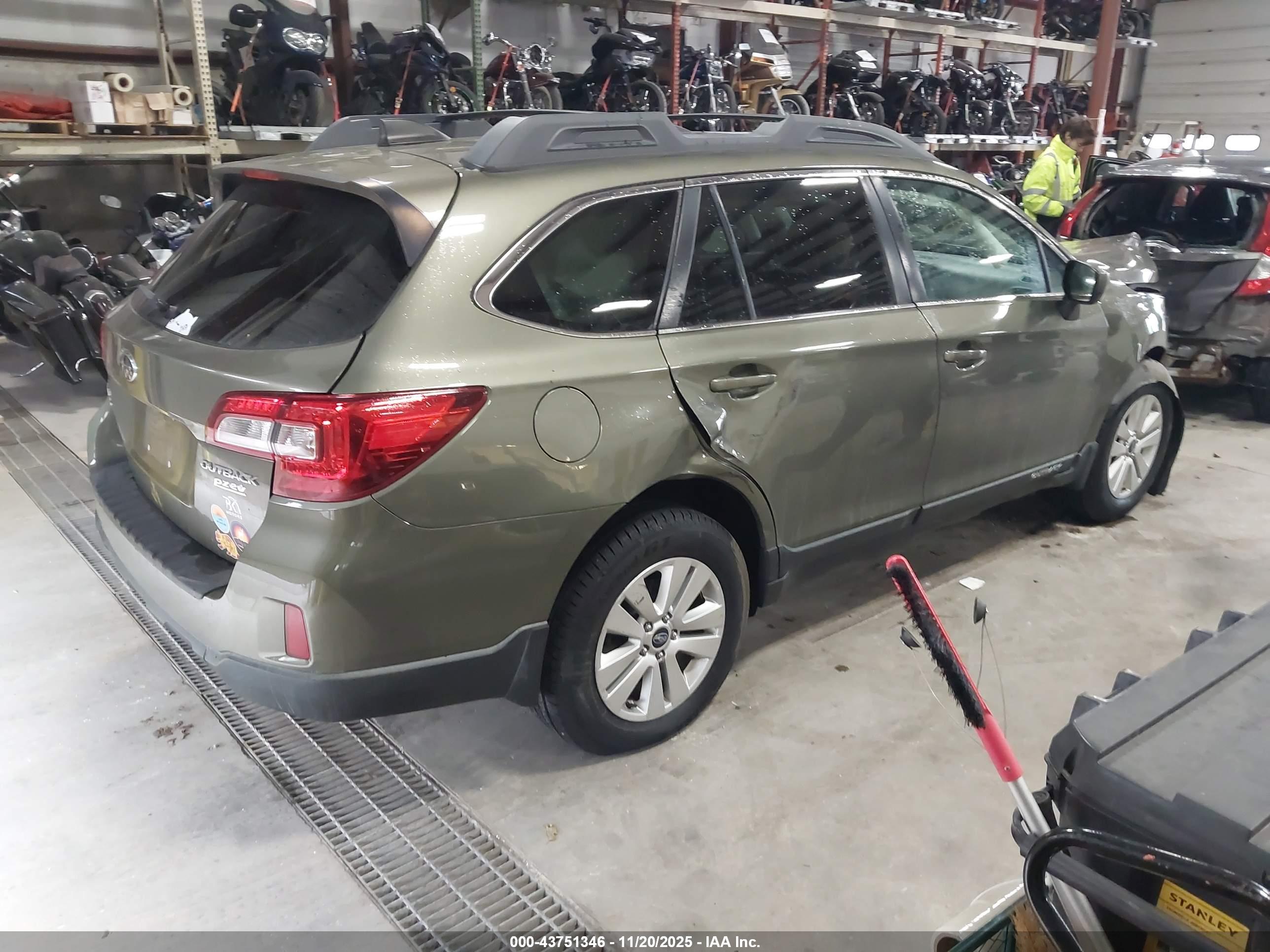 SUBARU OUTBACK image 4