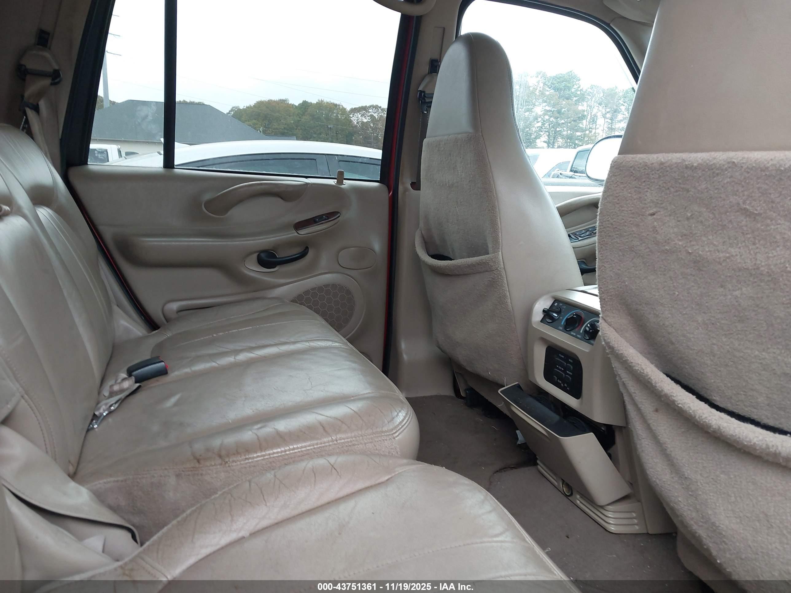 FORD EXPEDITION image 8