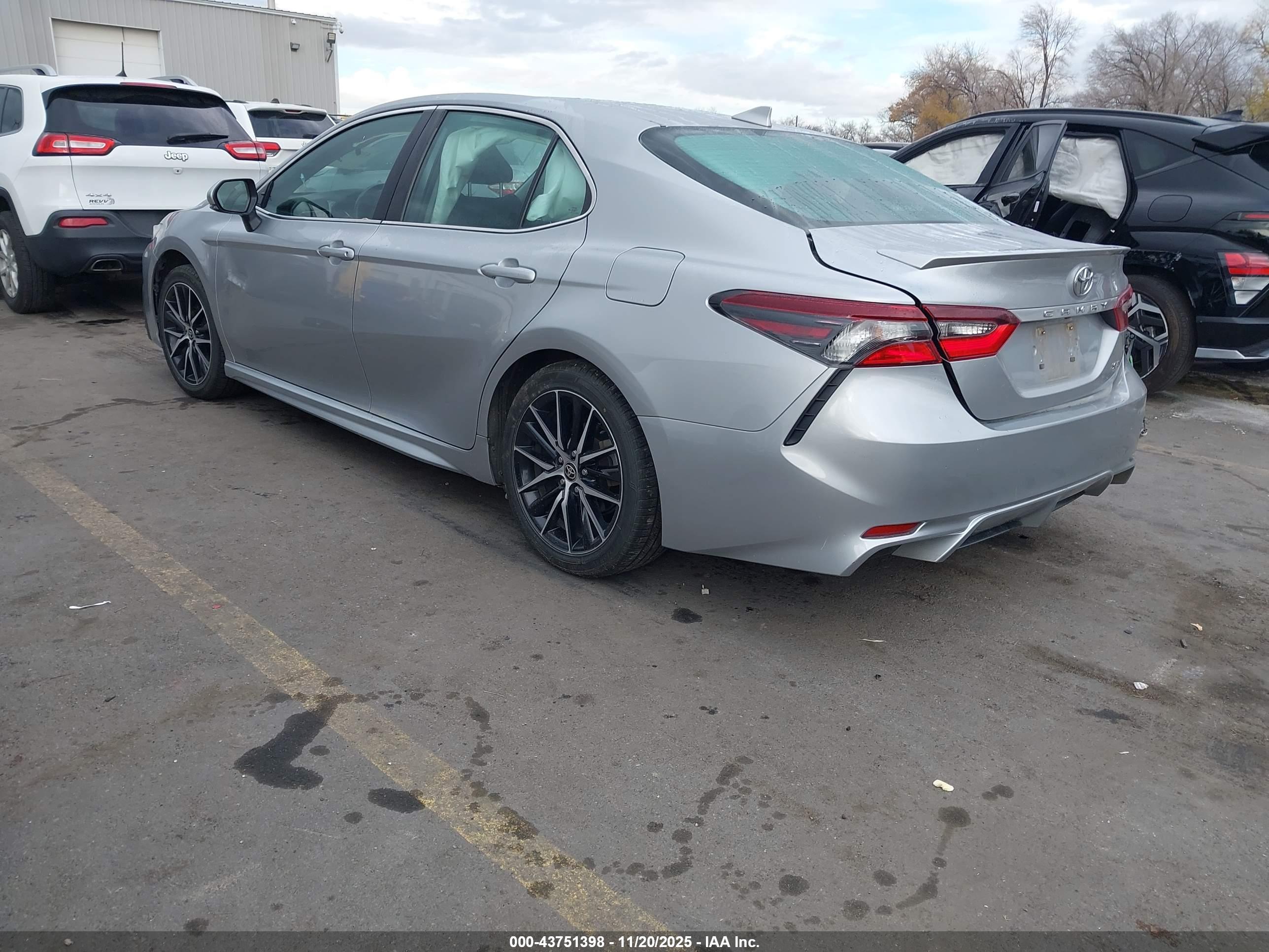 TOYOTA CAMRY image 3