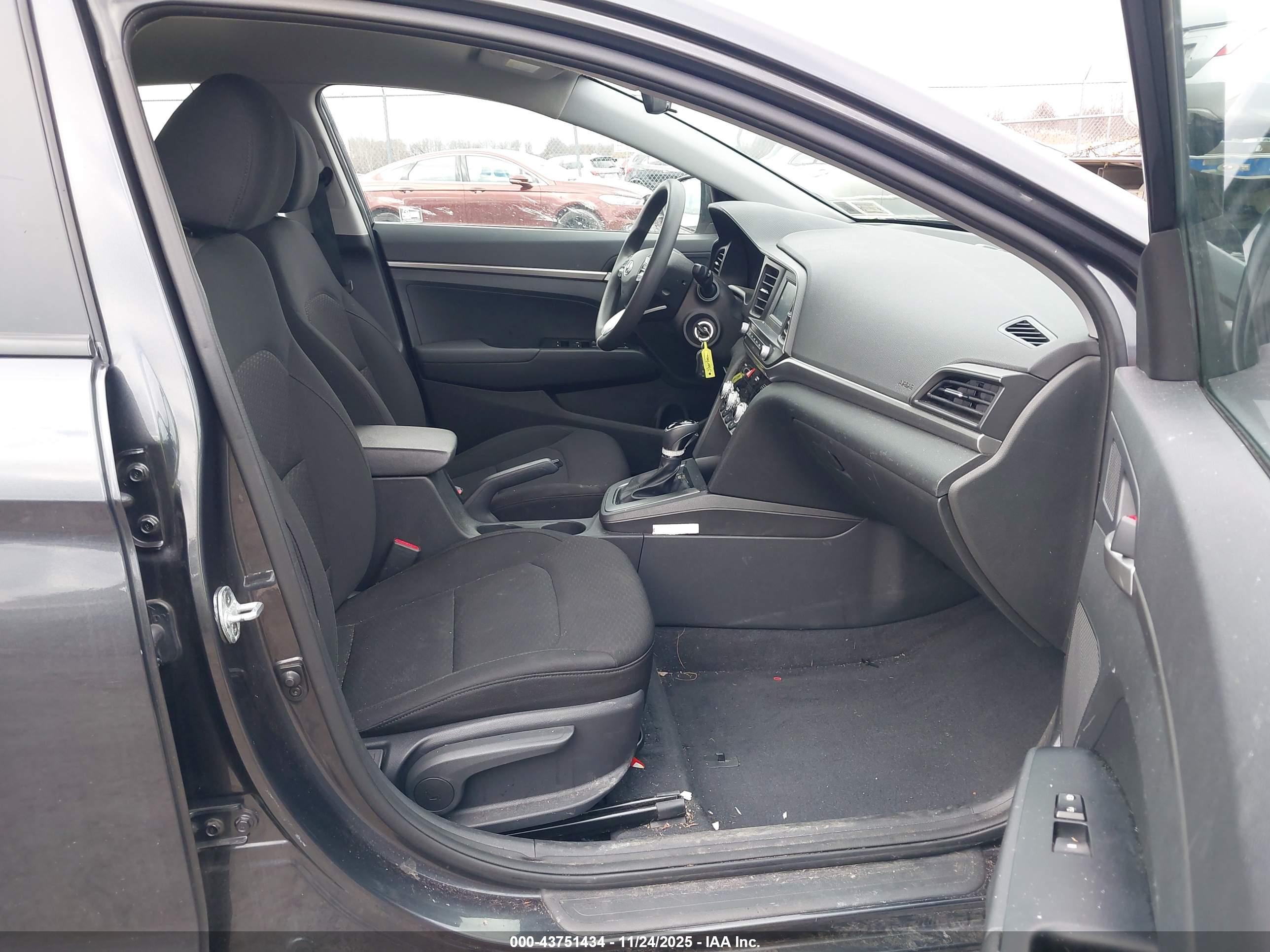 HYUNDAI ELANTRA image 5