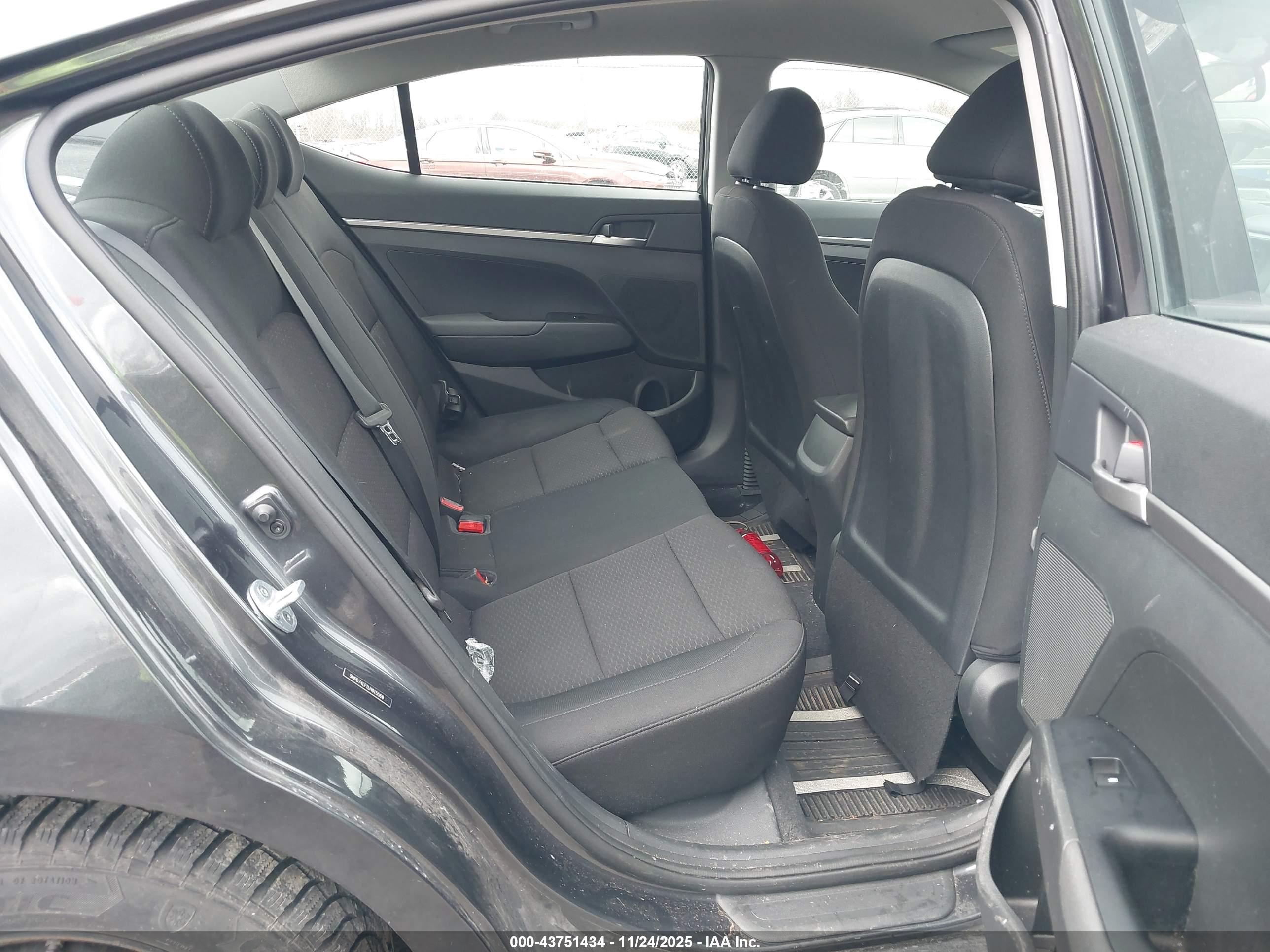 HYUNDAI ELANTRA image 8