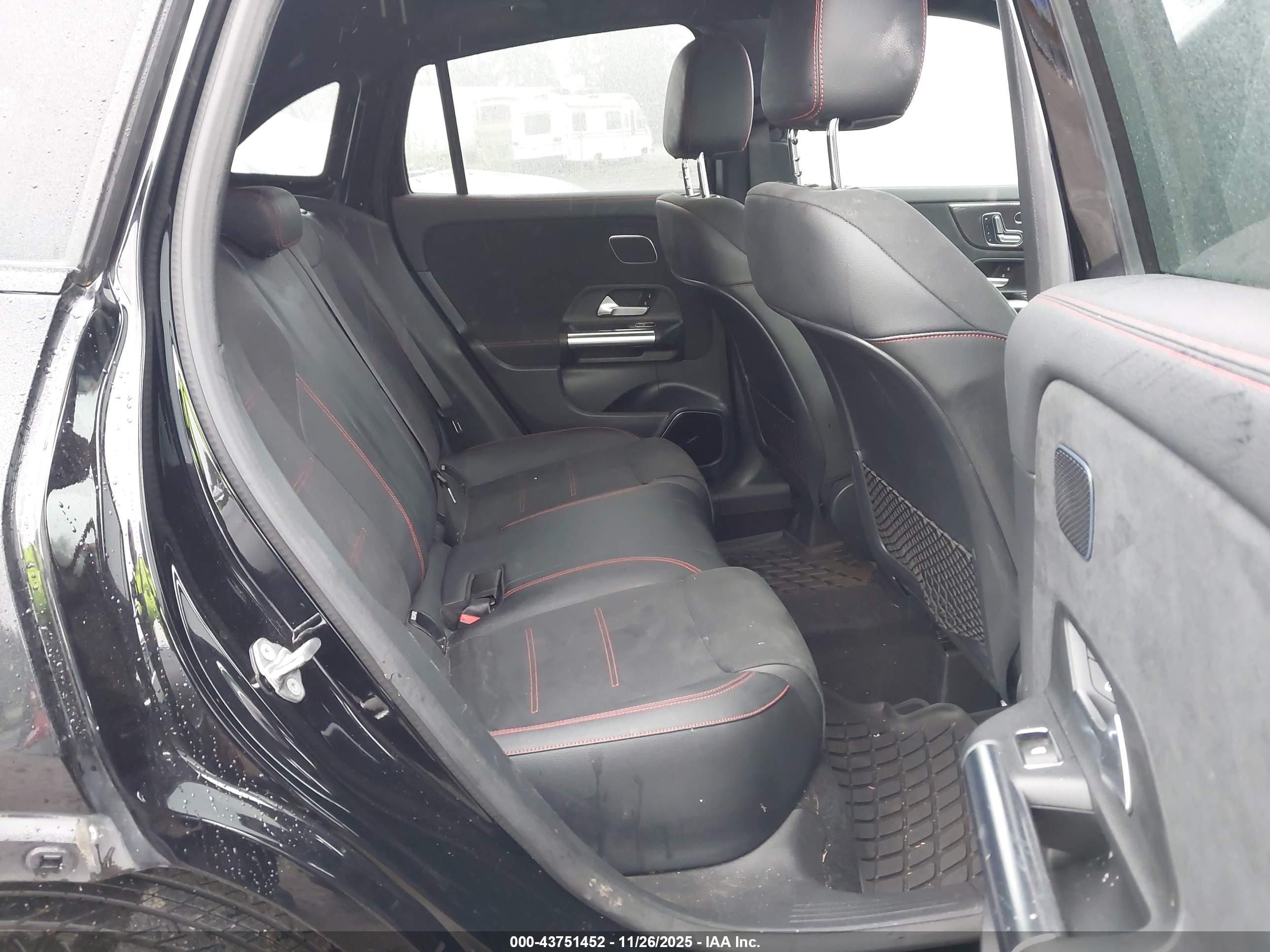 MERCEDES-BENZ GLA image 8