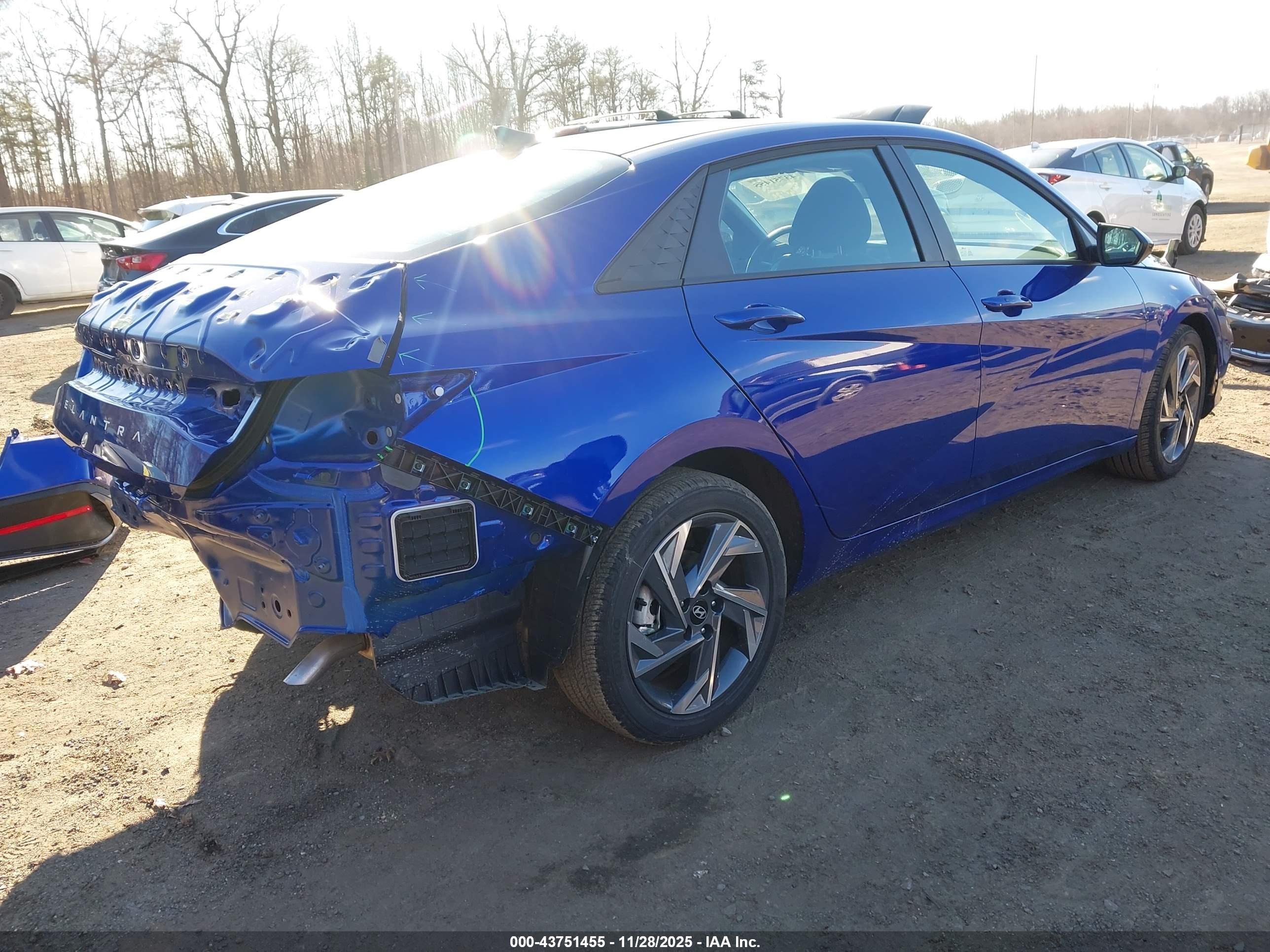 HYUNDAI ELANTRA image 4