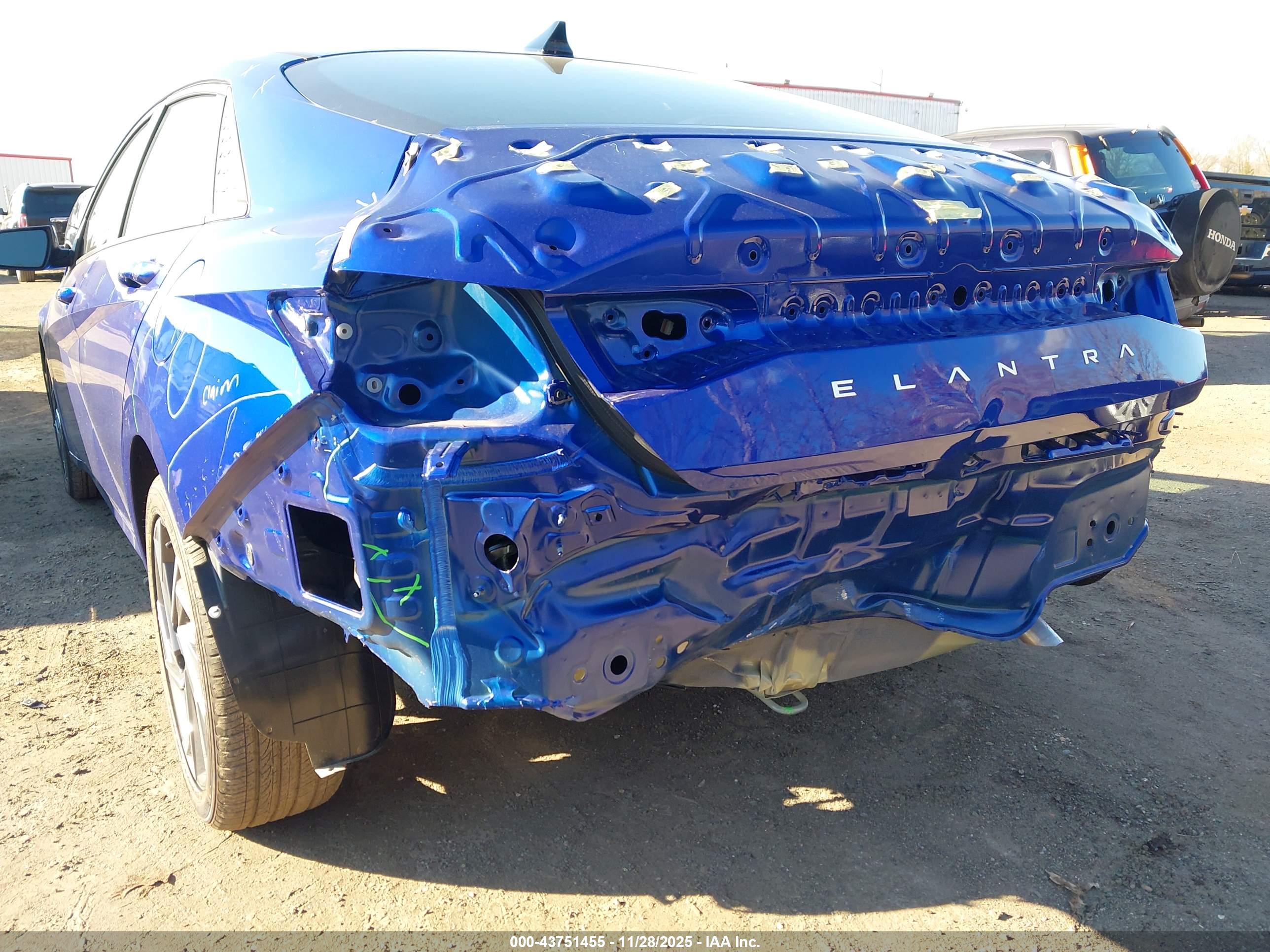HYUNDAI ELANTRA image 6