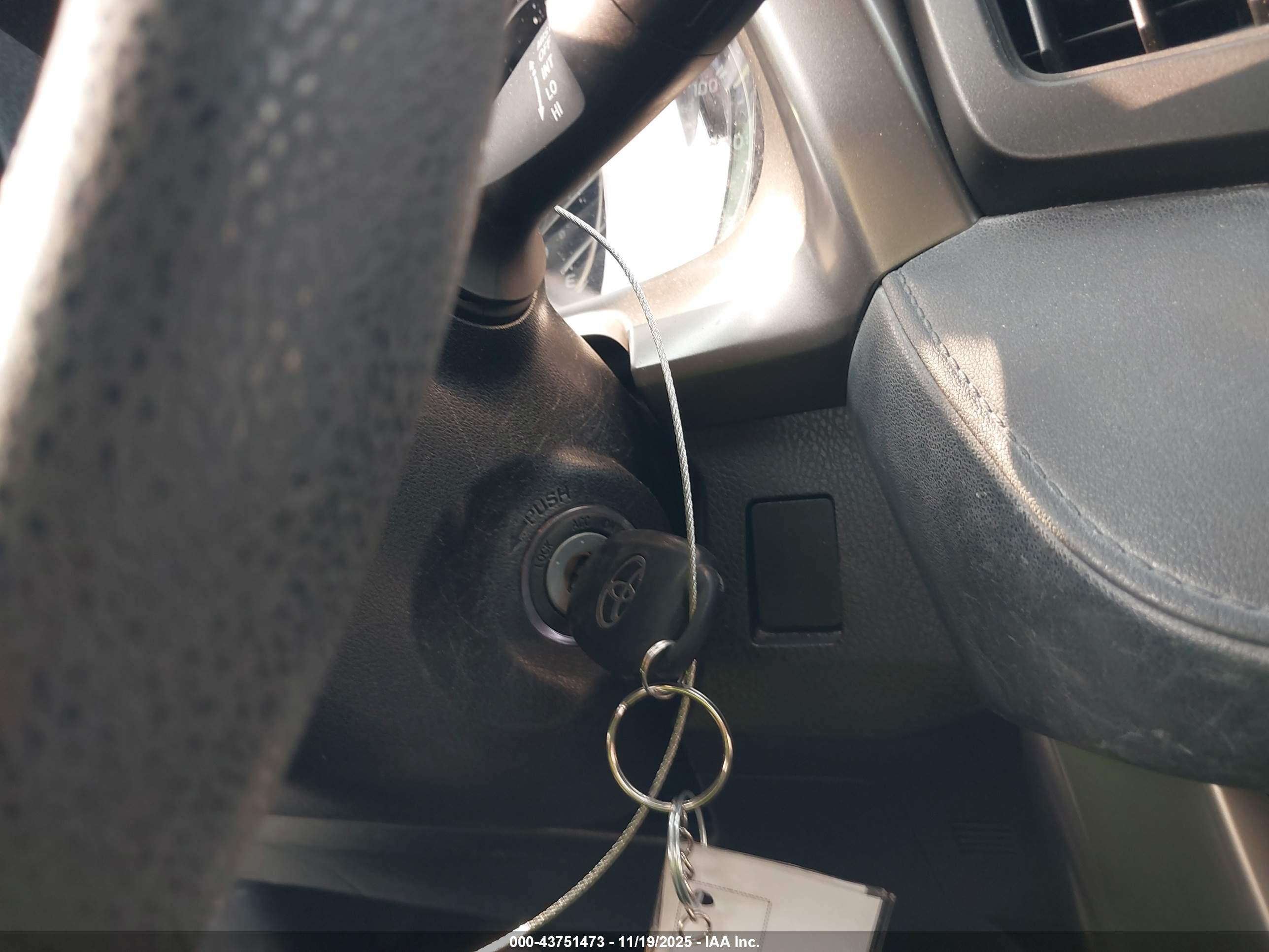 TOYOTA RAV4 image 11