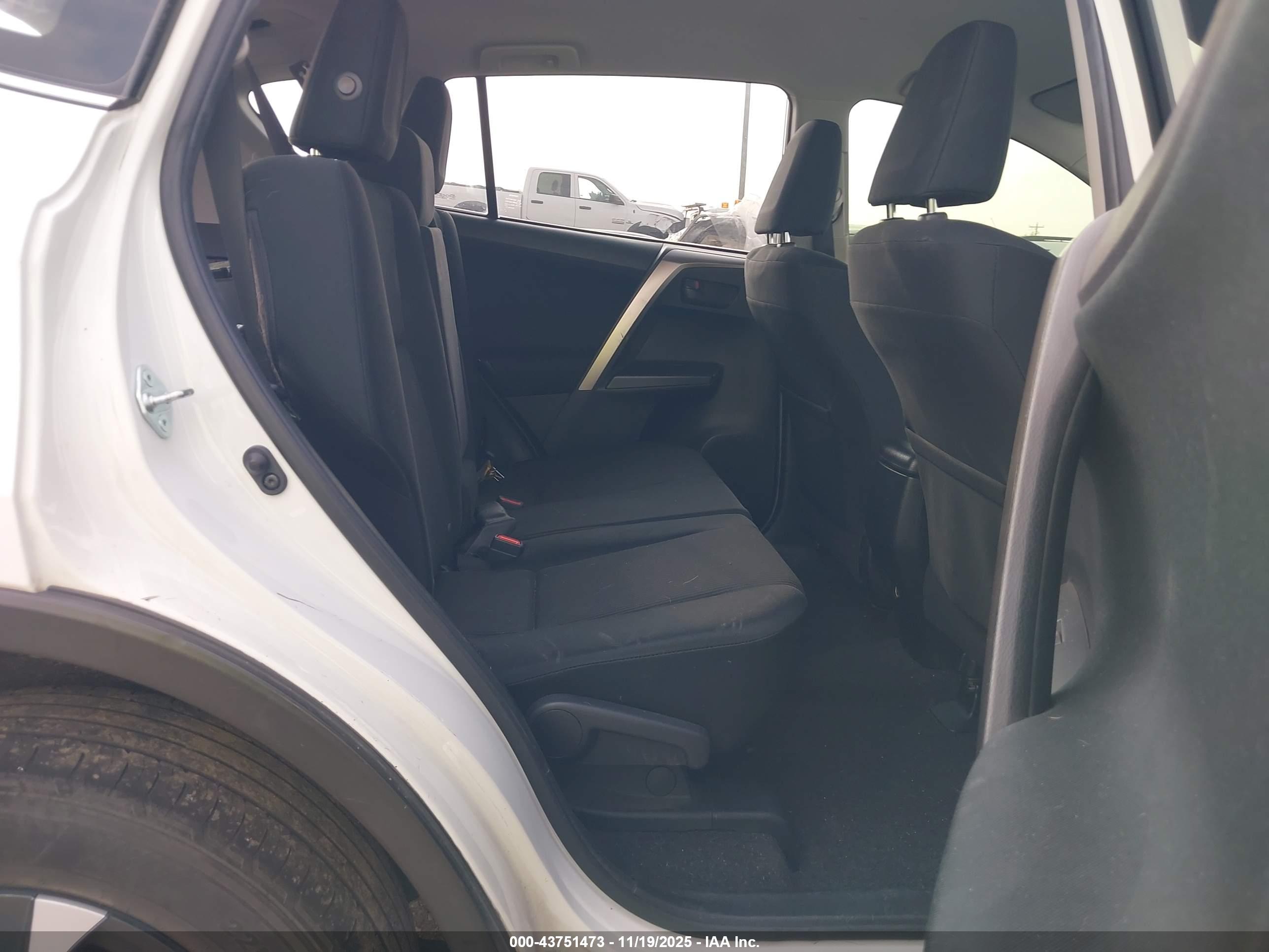 TOYOTA RAV4 image 8