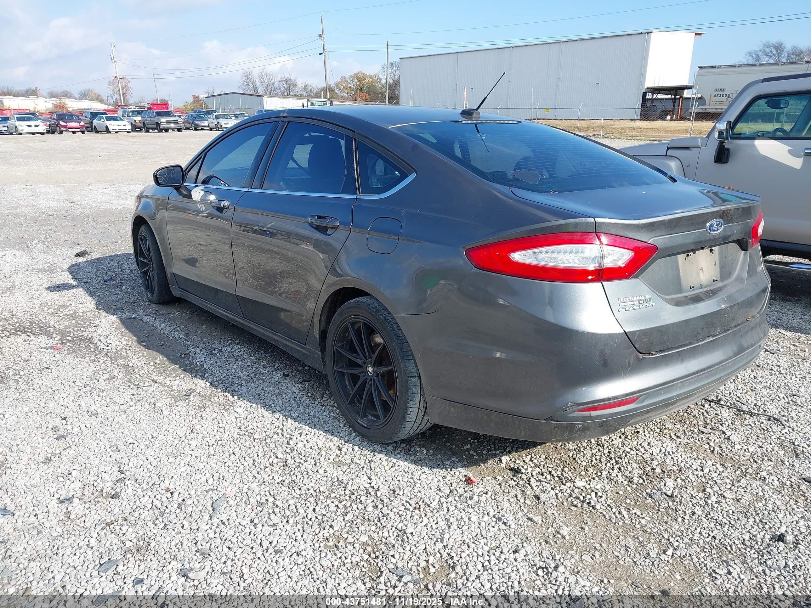 FORD FUSION image 3
