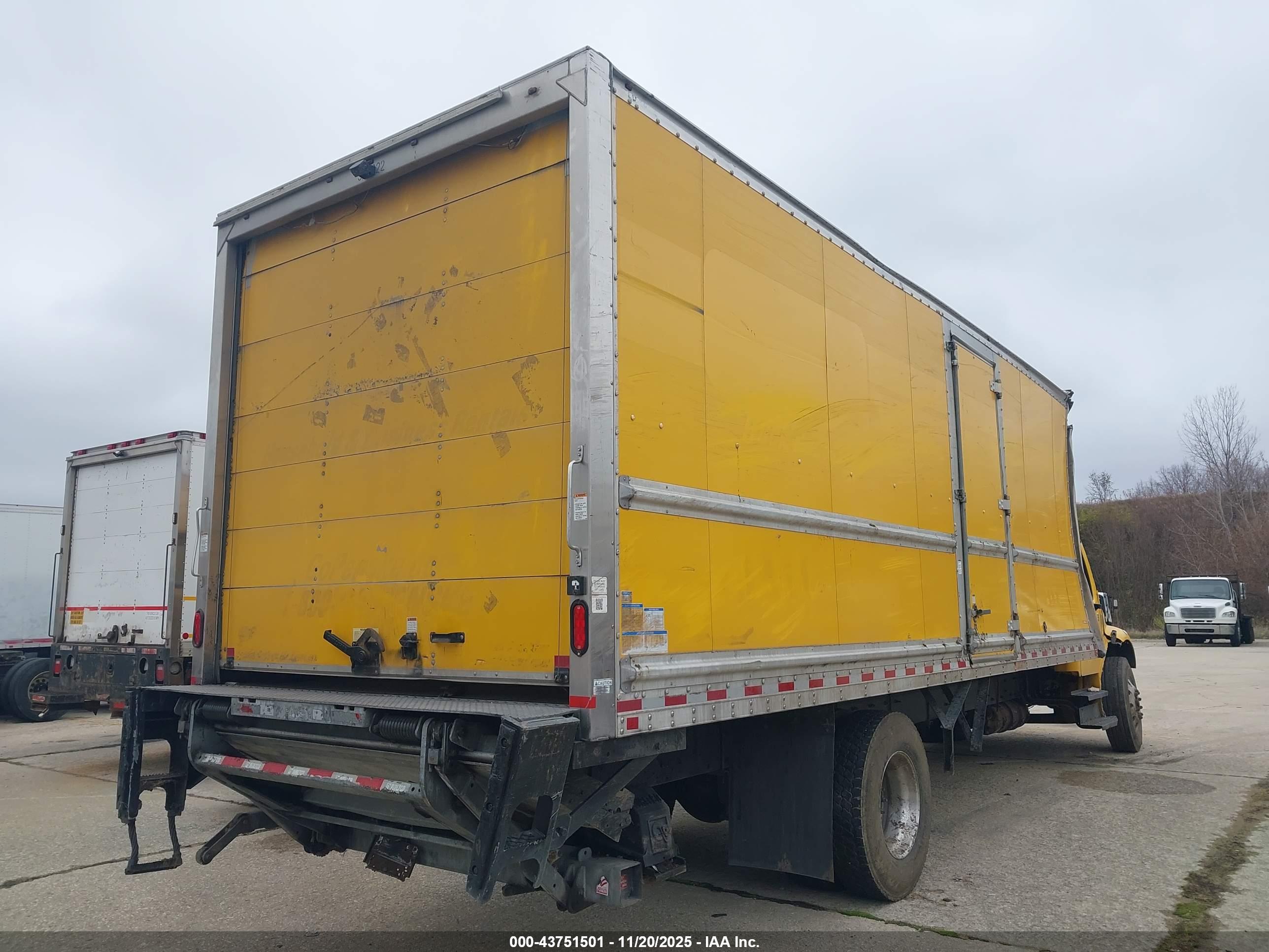 FREIGHTLINER M2 image 4