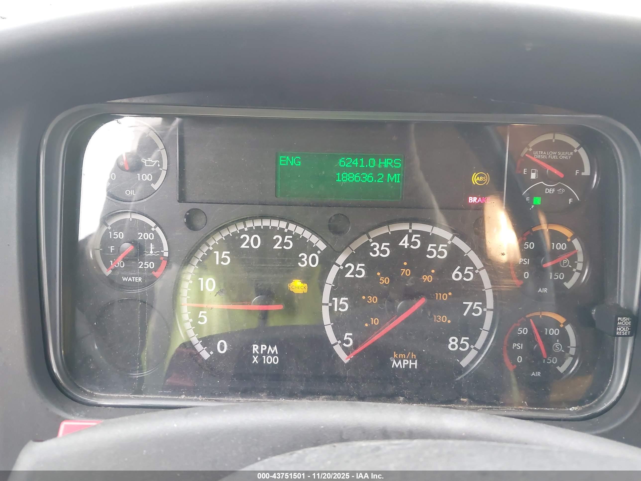FREIGHTLINER M2 image 6
