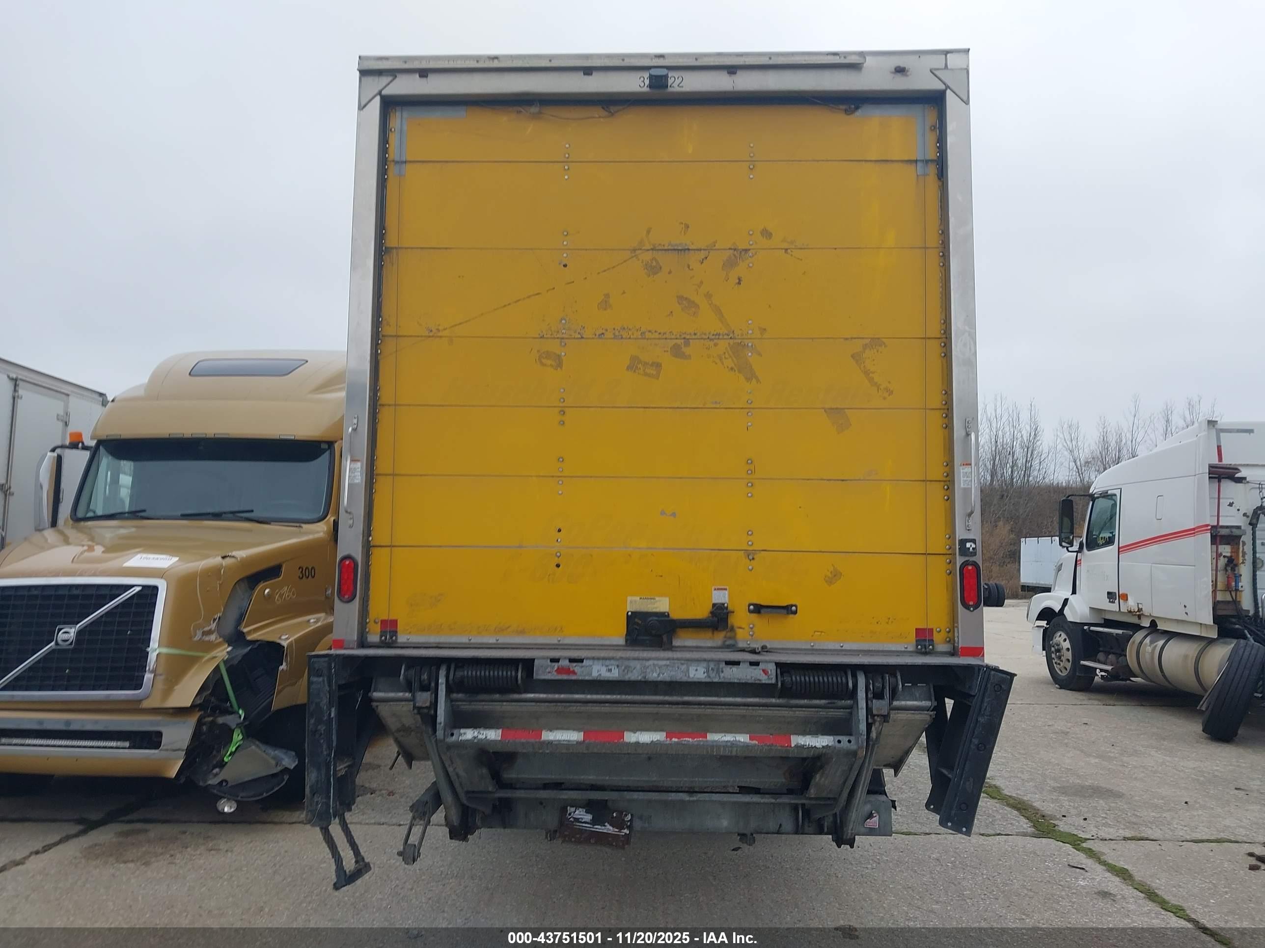 FREIGHTLINER M2 image 8