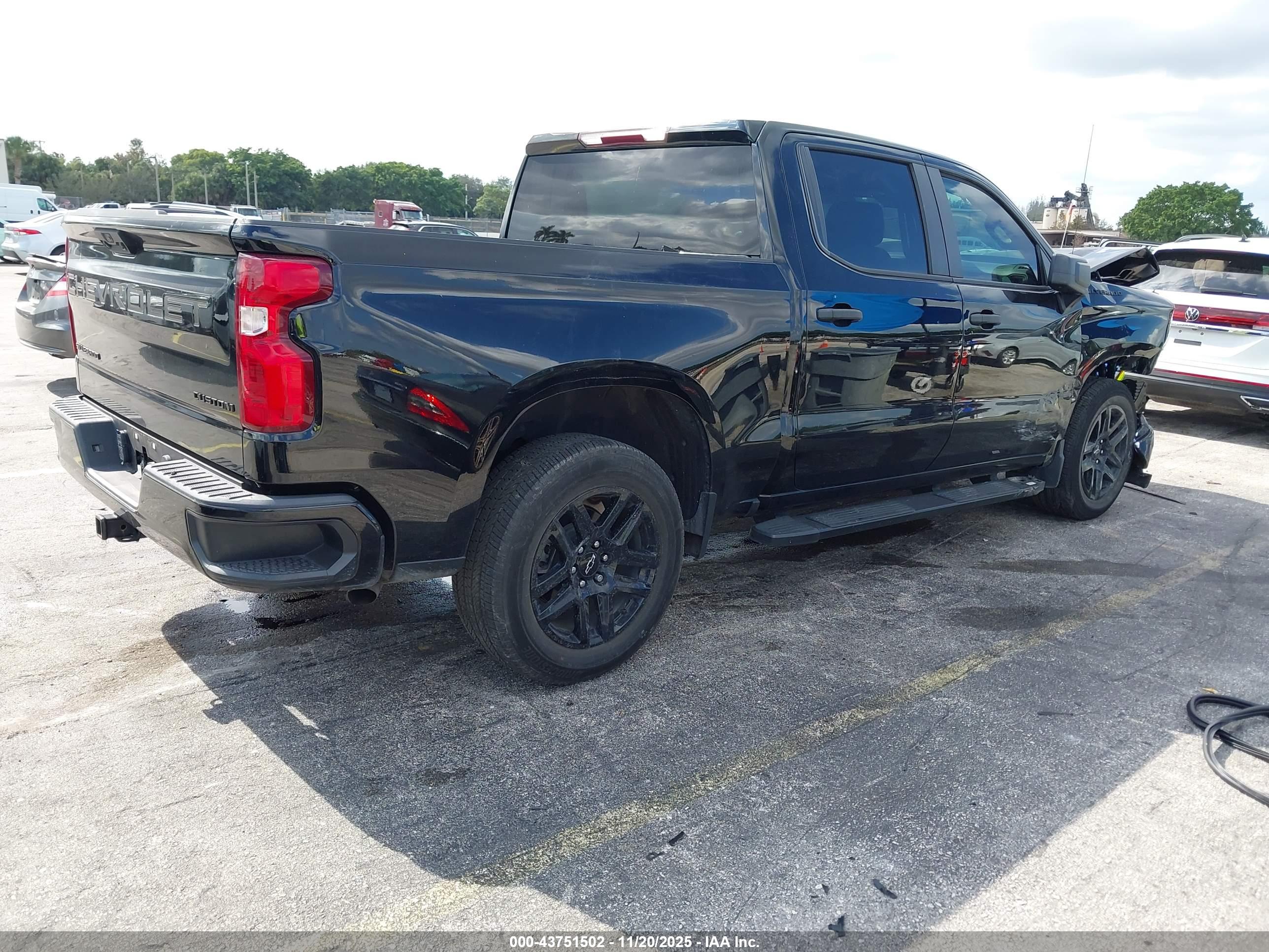 CHEVROLET SILVERADO image 4