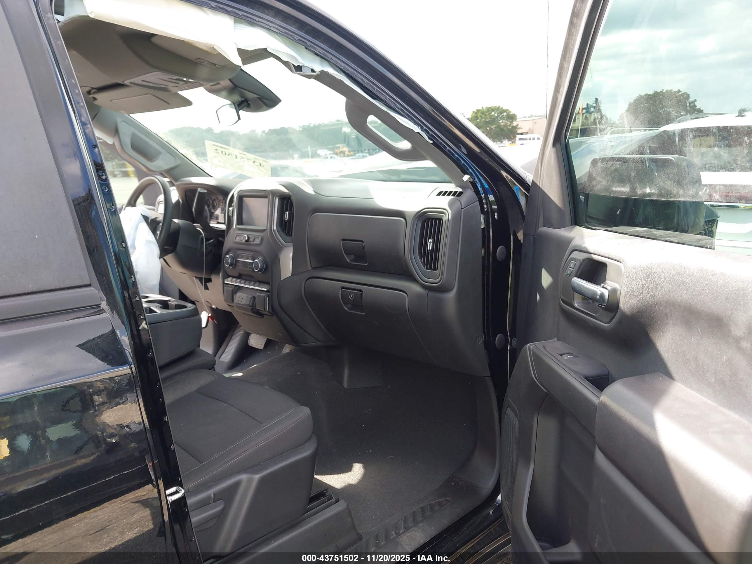 CHEVROLET SILVERADO image 5