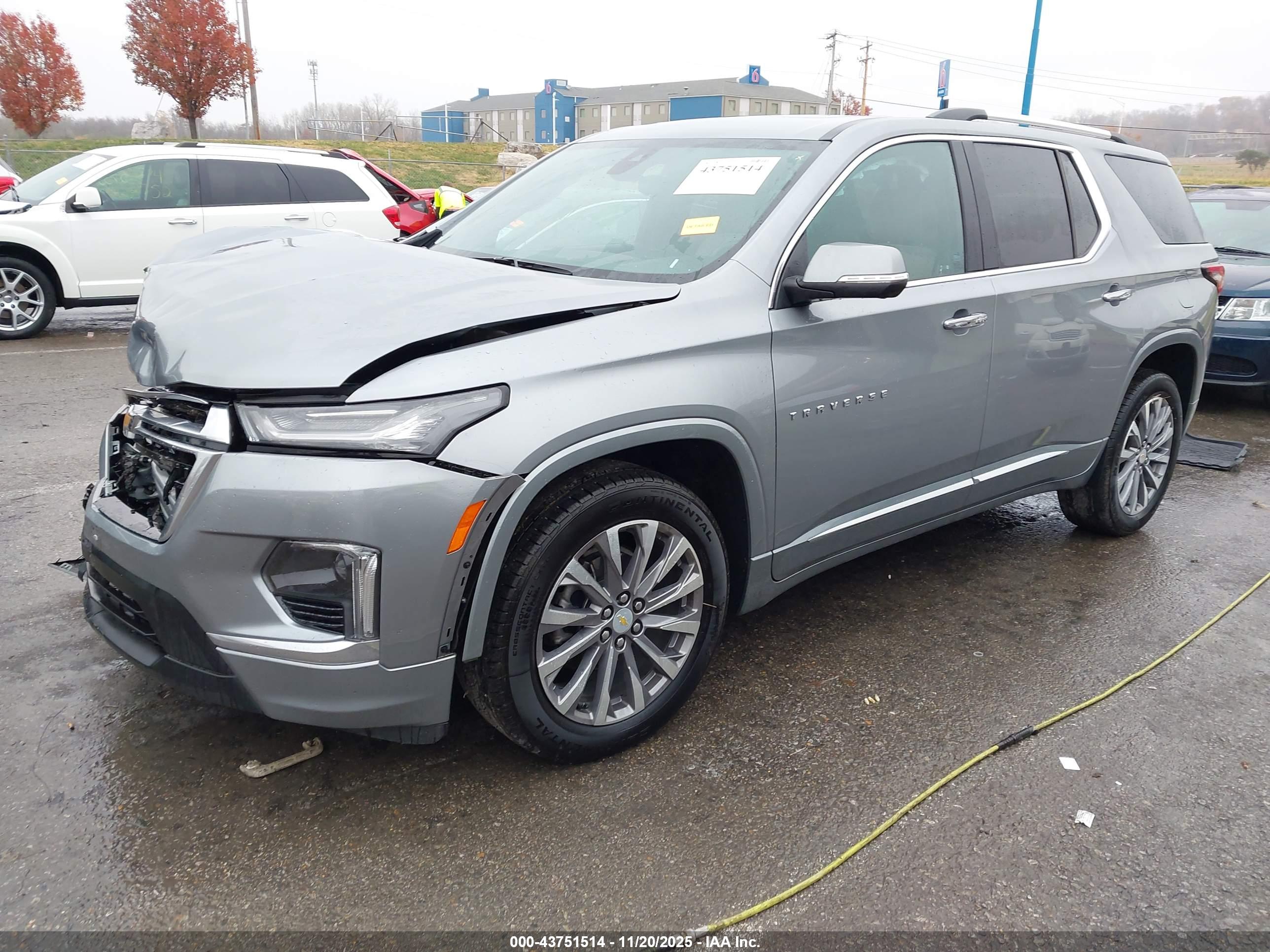 CHEVROLET TRAVERSE image 2