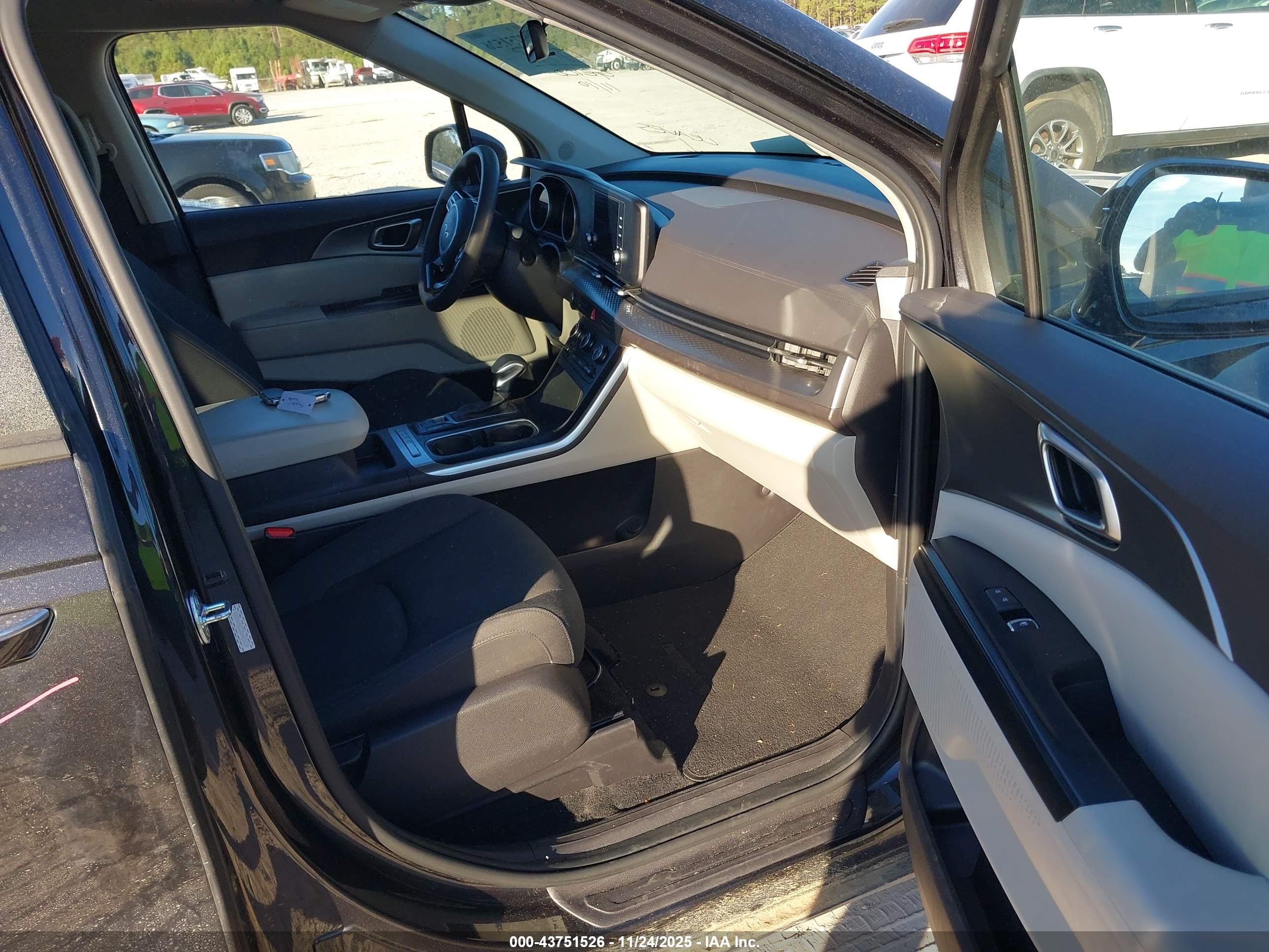 KIA CARNIVAL image 5