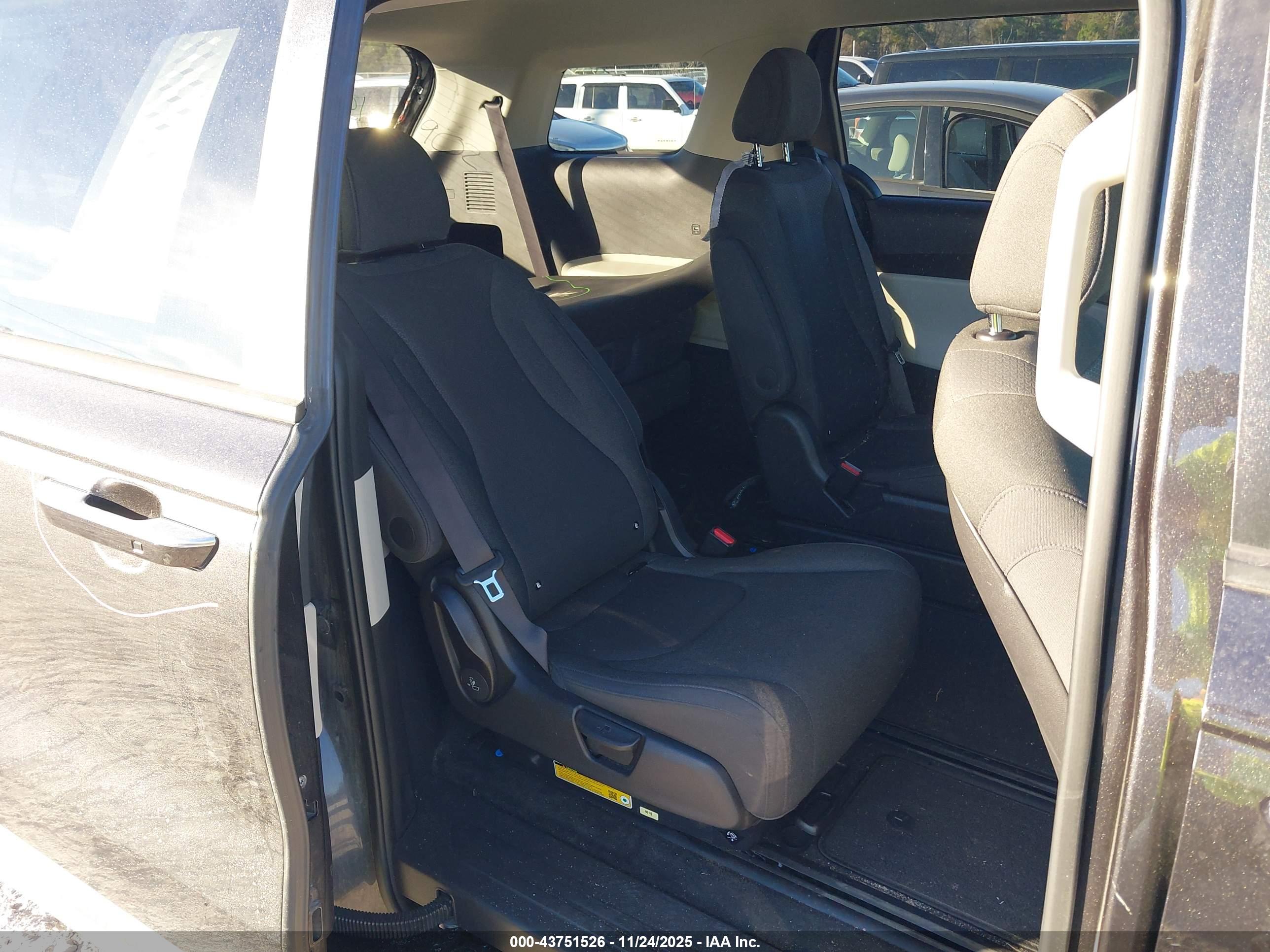 KIA CARNIVAL image 8