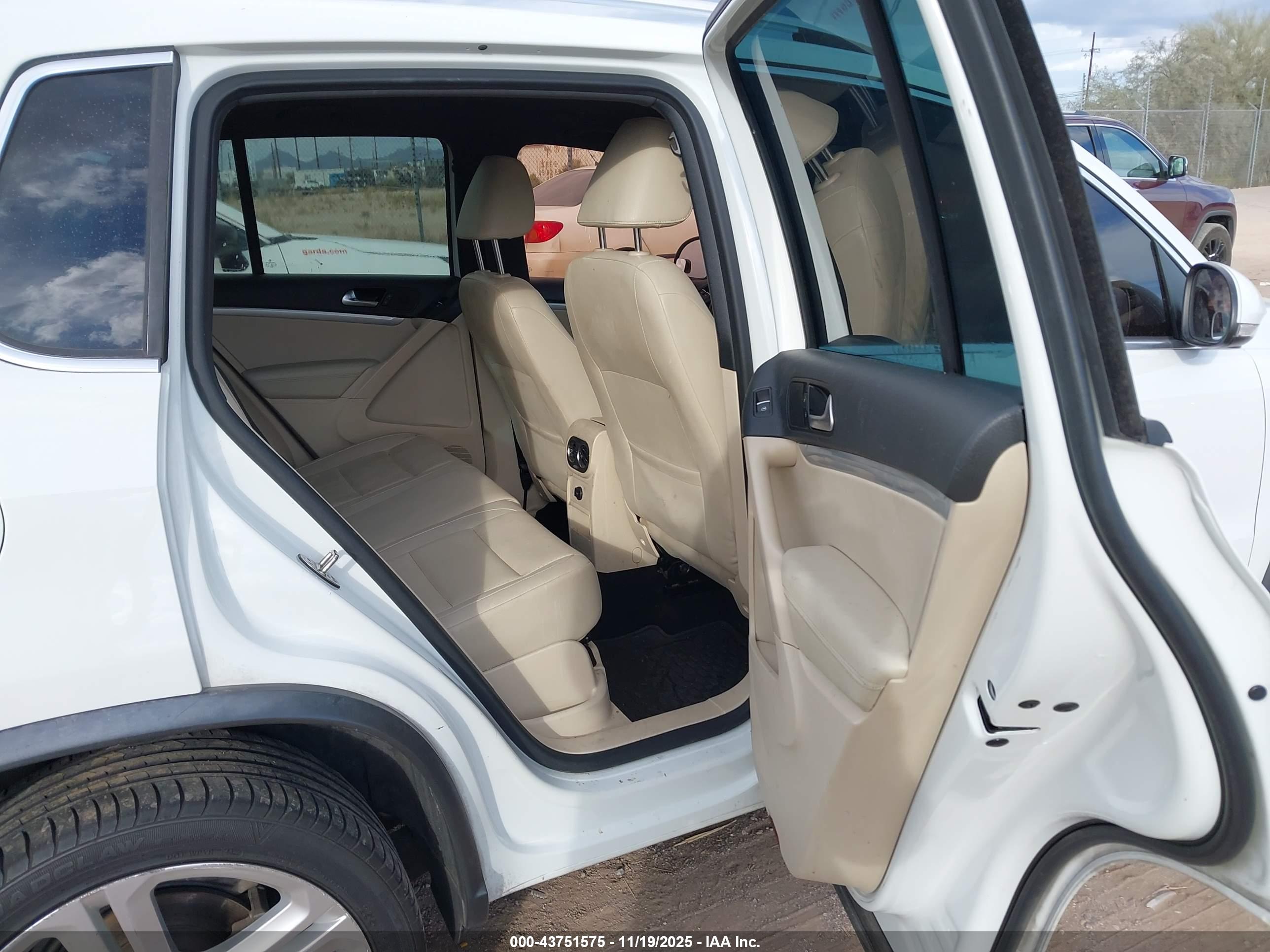 VOLKSWAGEN TIGUAN image 8