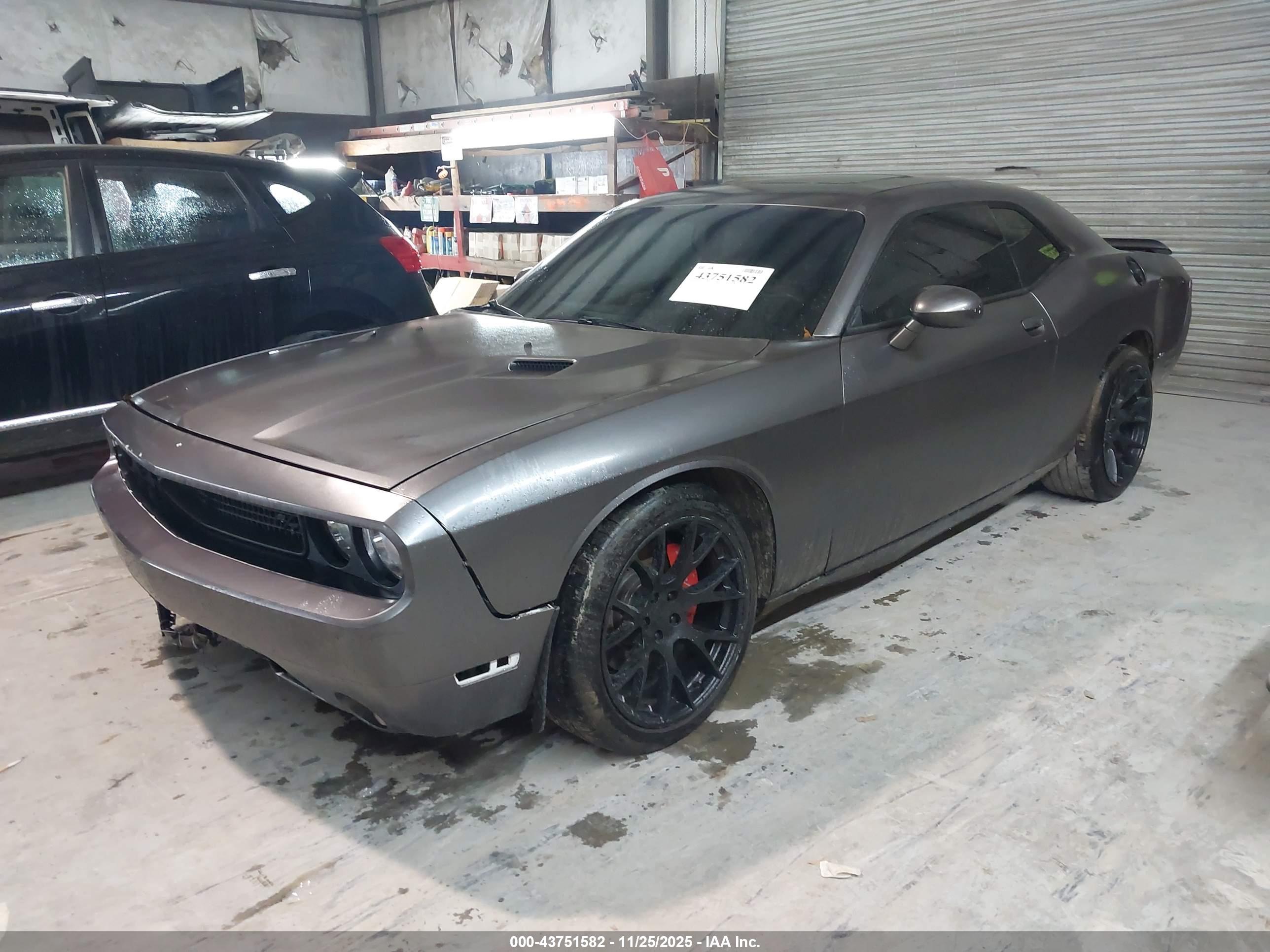 DODGE CHALLENGER image 2