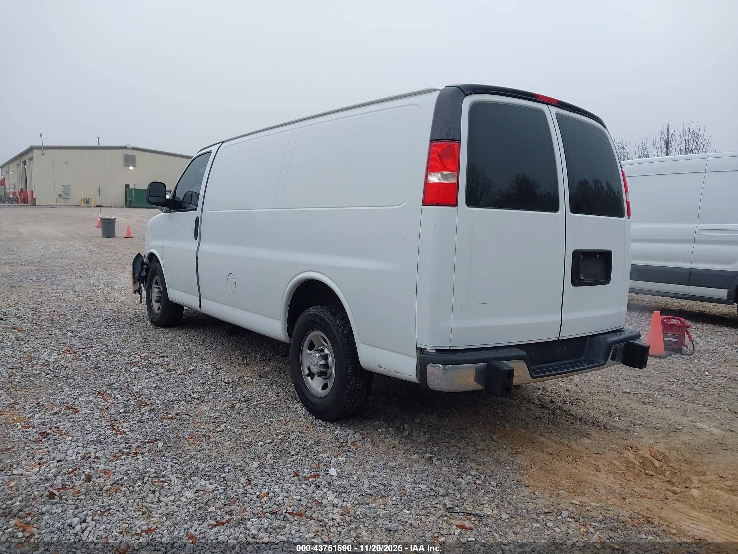 CHEVROLET EXPRESS image 3