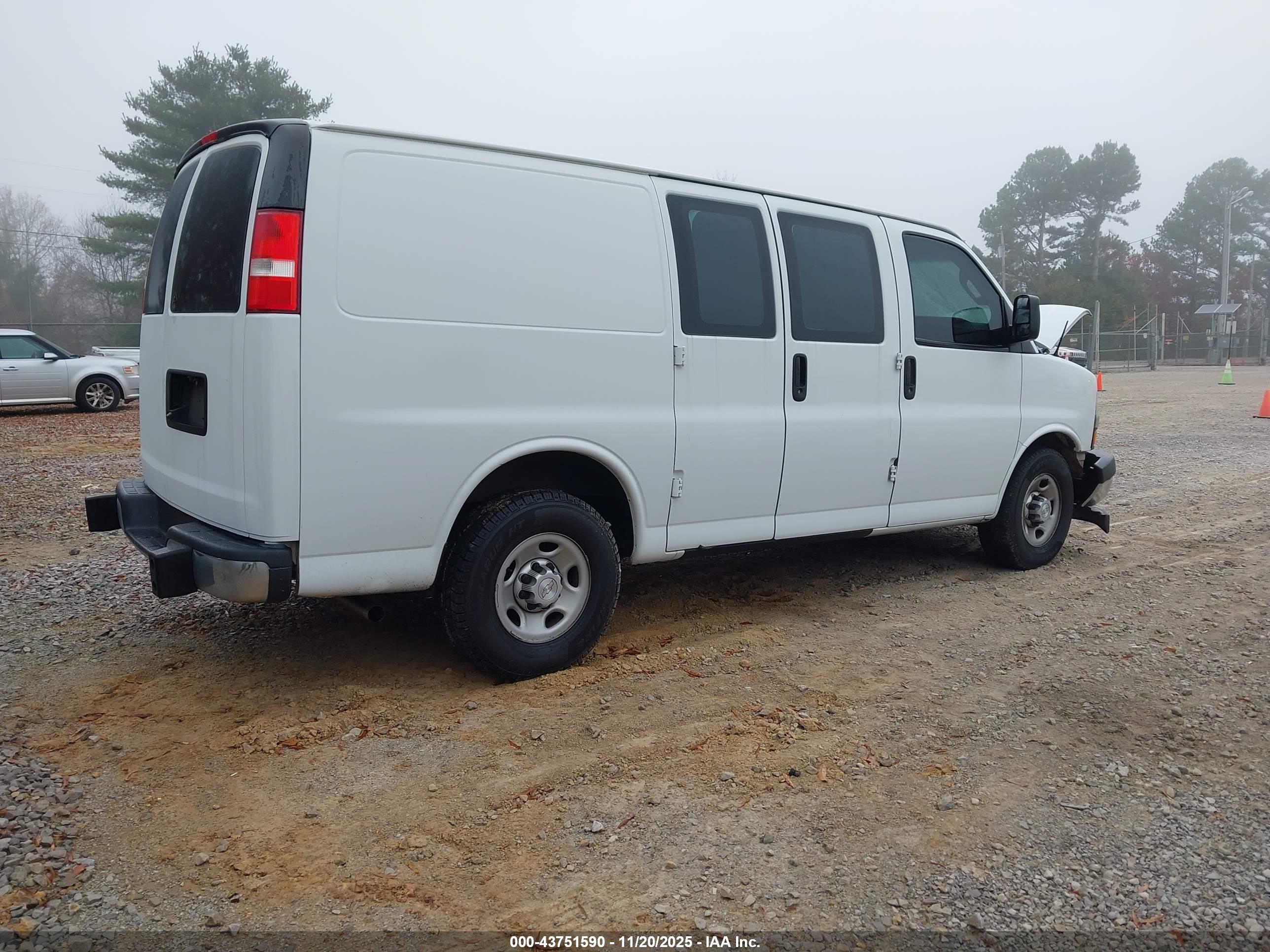 CHEVROLET EXPRESS image 4