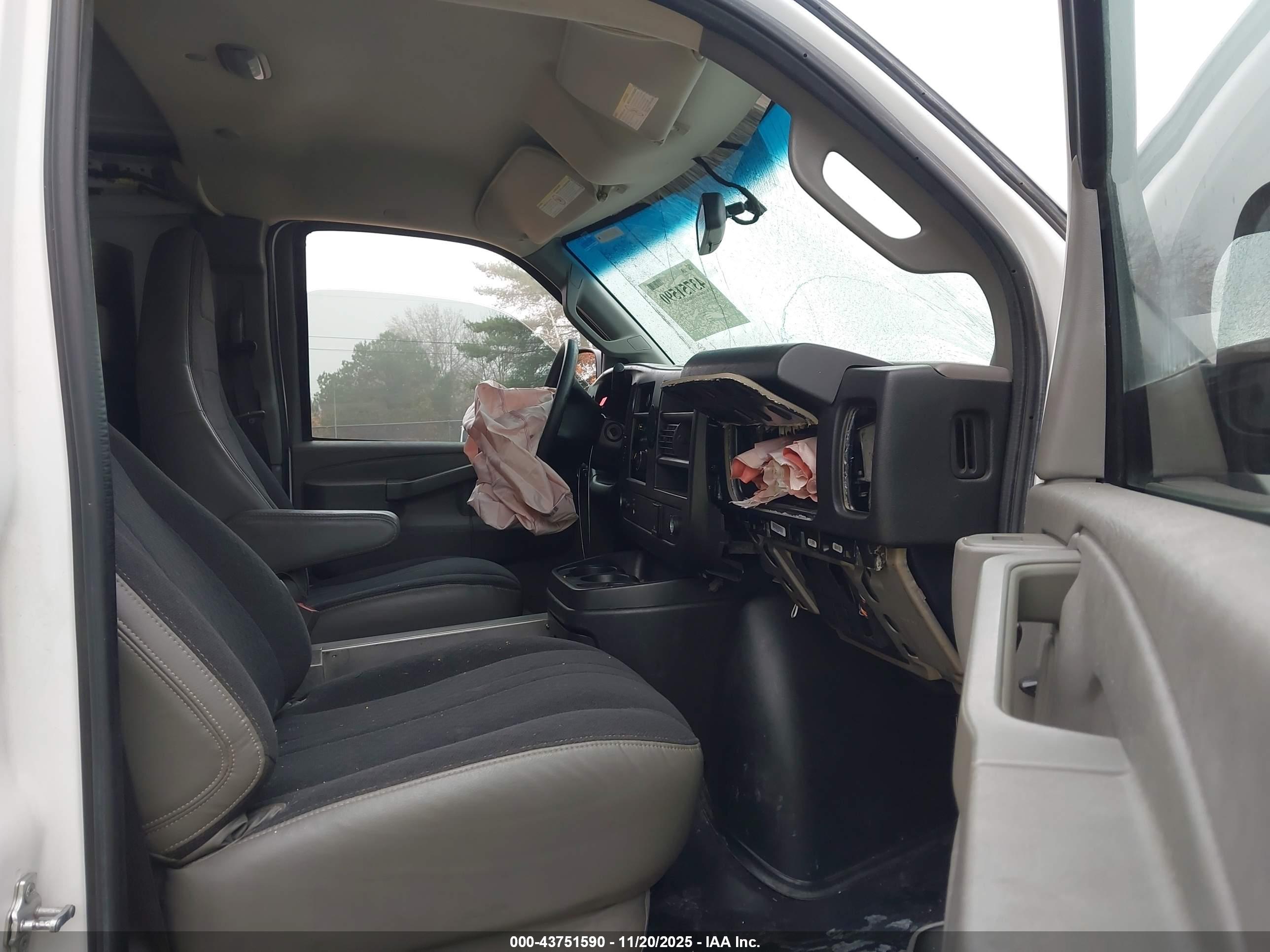 CHEVROLET EXPRESS image 5