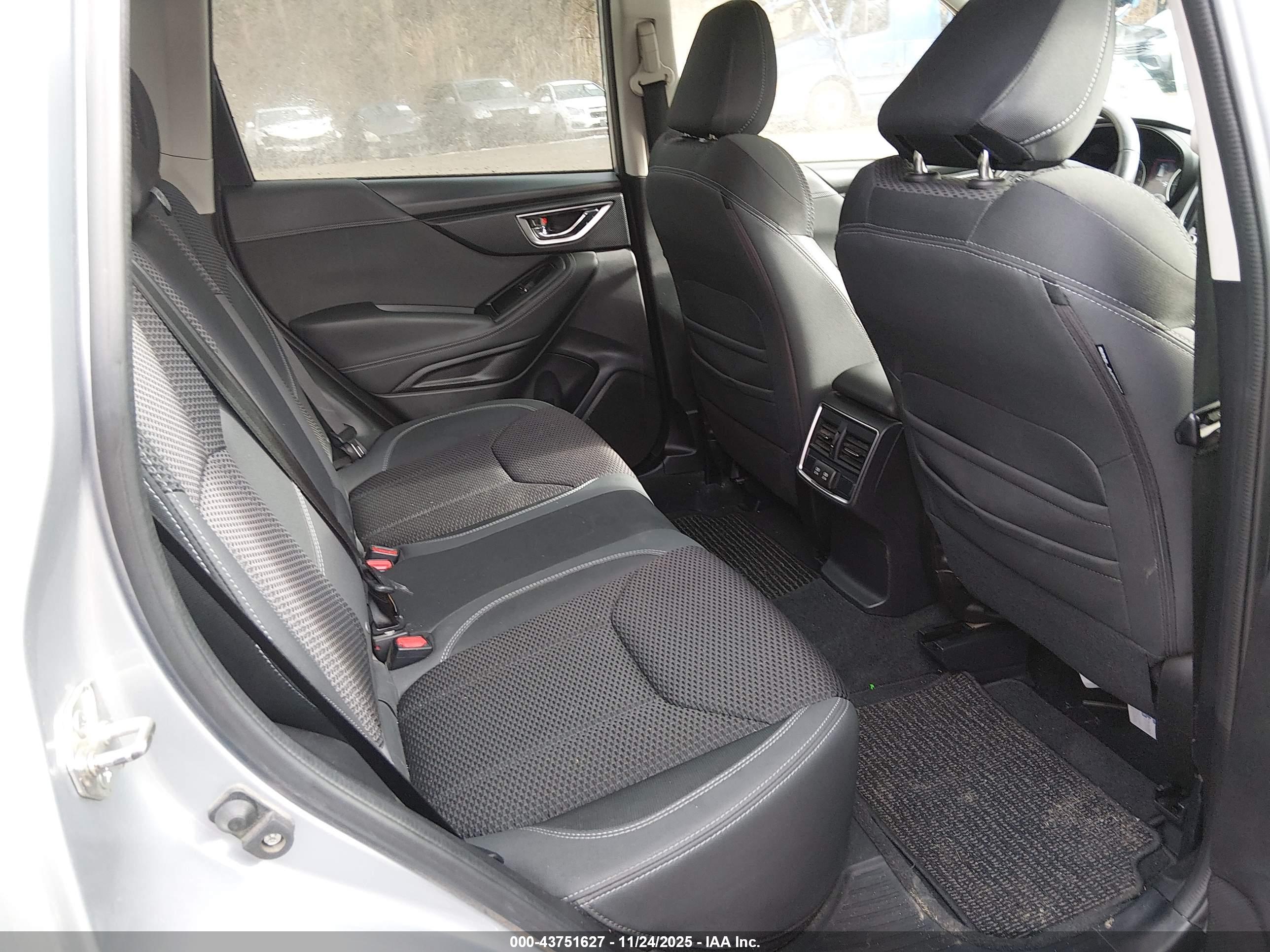 SUBARU FORESTER image 8