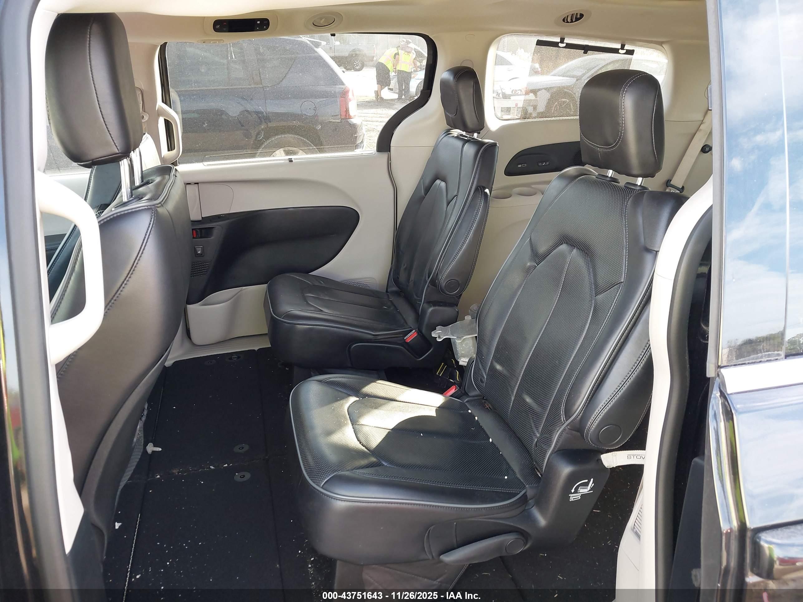 CHRYSLER PACIFICA image 8