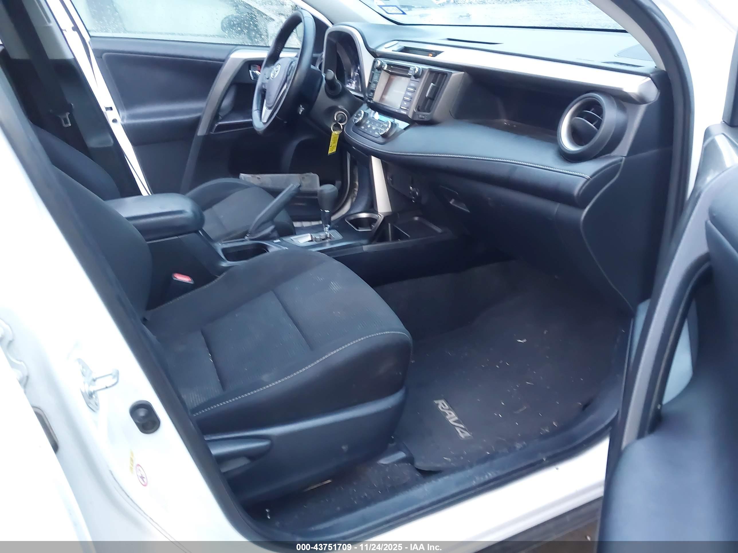 TOYOTA RAV4 image 5