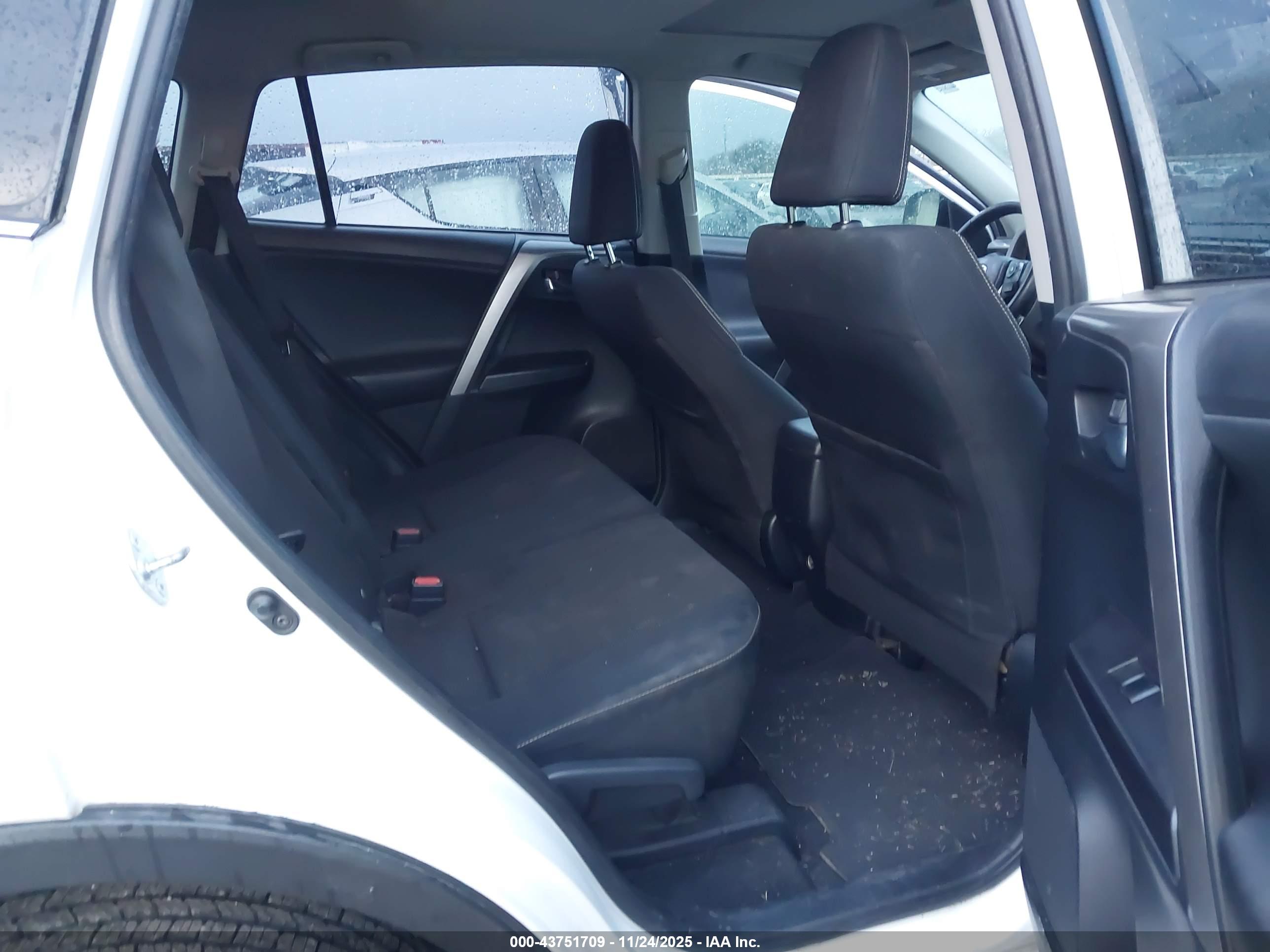 TOYOTA RAV4 image 8