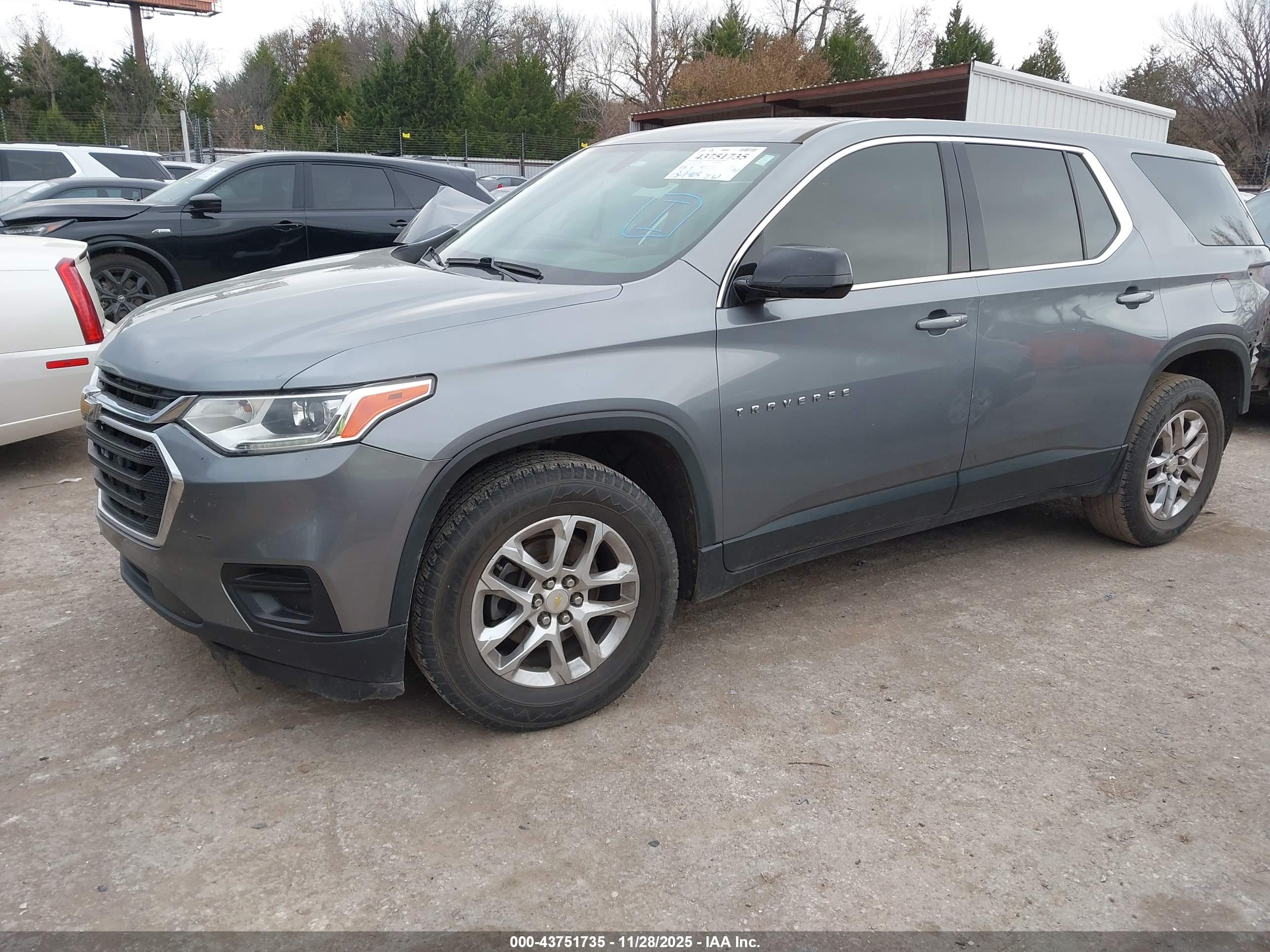 CHEVROLET TRAVERSE image 2