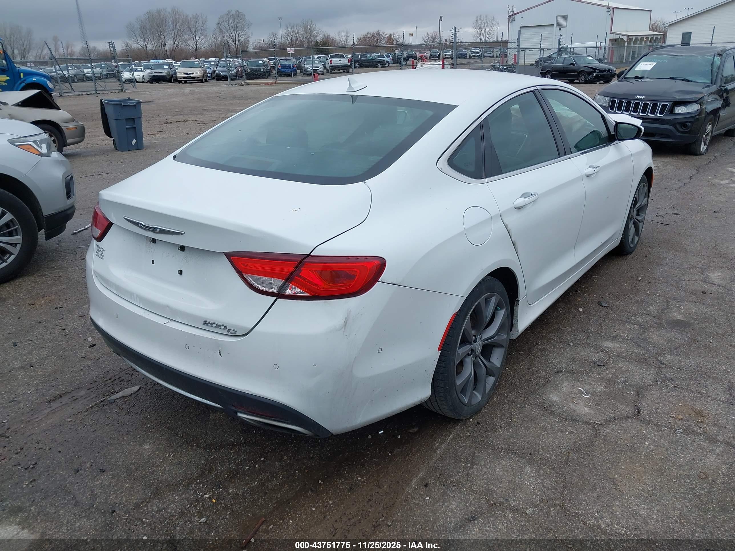 CHRYSLER 200 image 4